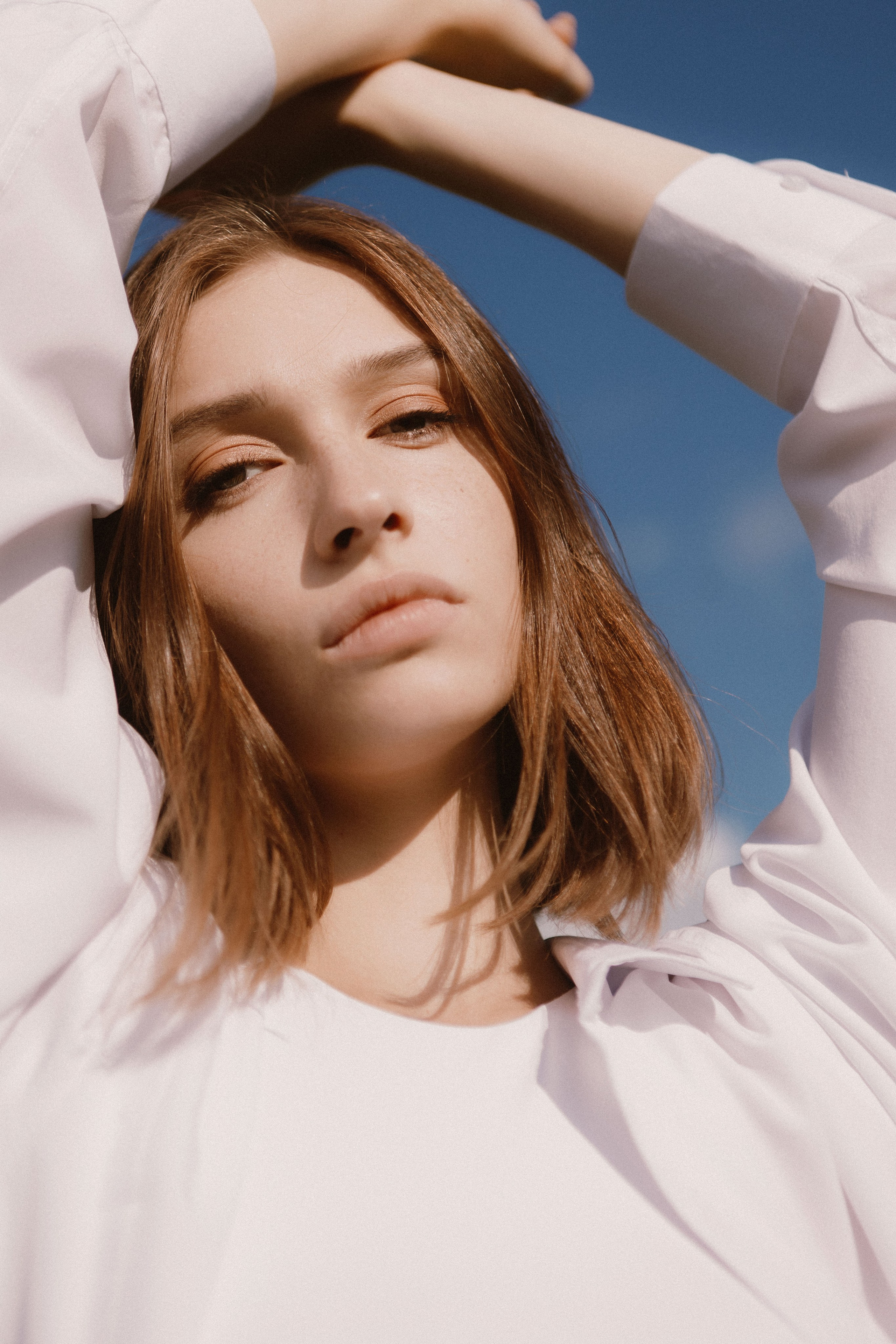 Летняя фотосессия в поле. Девушка в поле в кровати