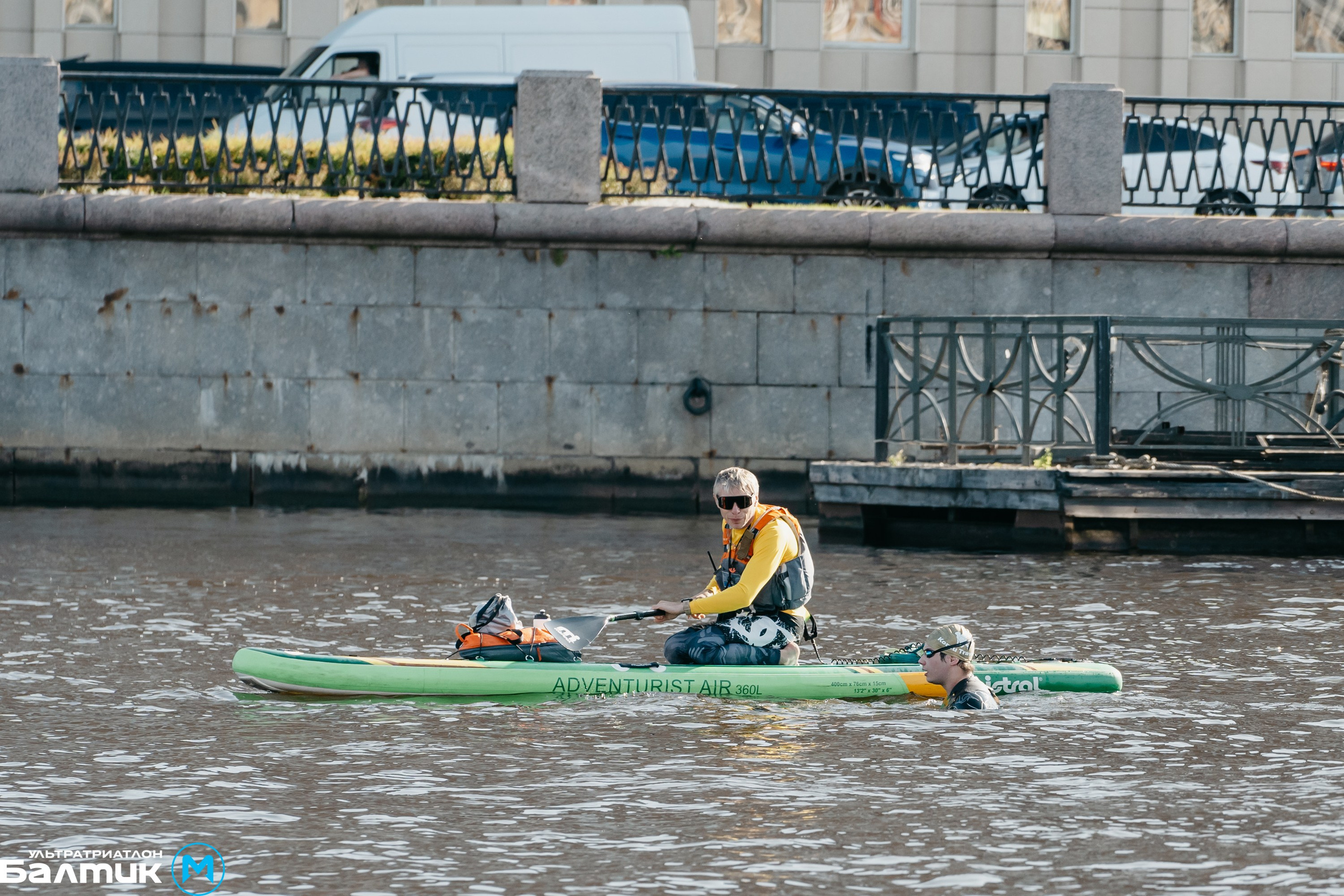 Где-то рядом и Макс завтракает в очередной раз