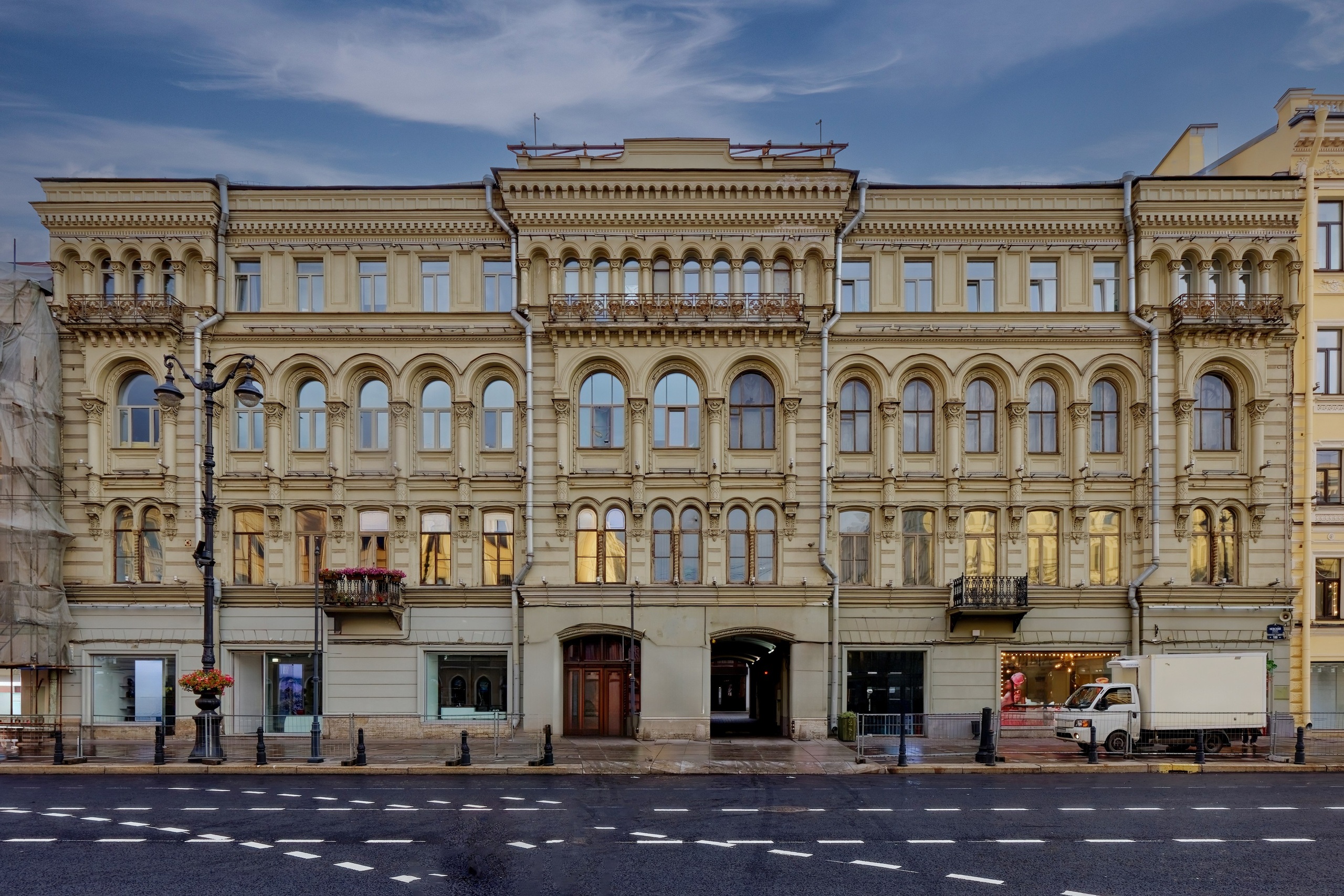Санкт-Петербург, Невский проспект, дом 100.  Доходный дом купца первой гильдии Михаила Ивановича Лопатина (дома товарищества «Григорий Бенингсон»), 1867 год. Архитектор Михаил Алексеевич Макаров. ОКНРЗ 7831037001