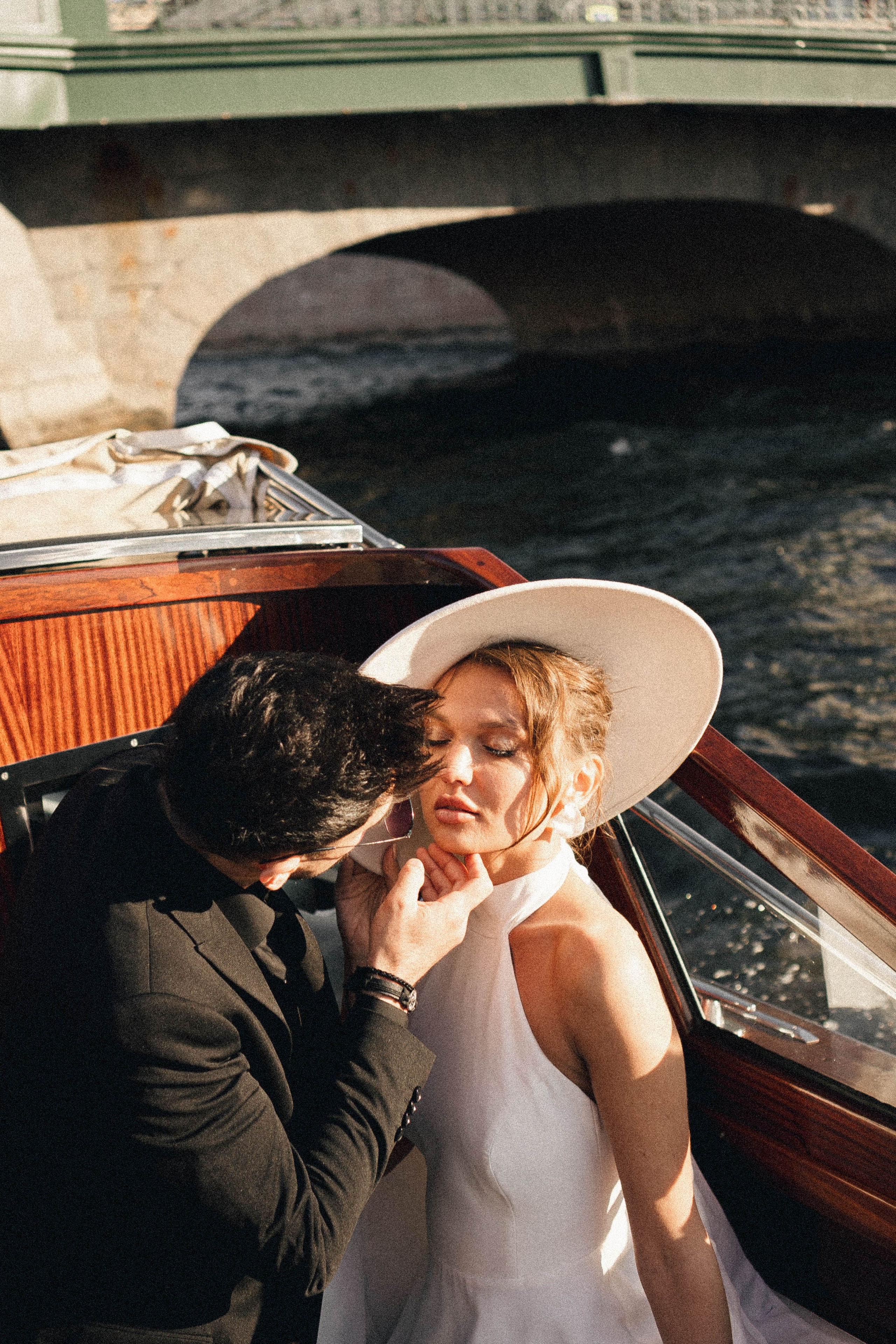 СВАДЕНБНАЯ СЬЕМКА НА КАТЕРЕ ПО КАНАЛАМ САНКТ-ПЕТЕРБУРГА И В АКВАТОРИИ НЕВЫ. Профессиональный фотограф, Санкт-Петербург — Виктория Богомолова