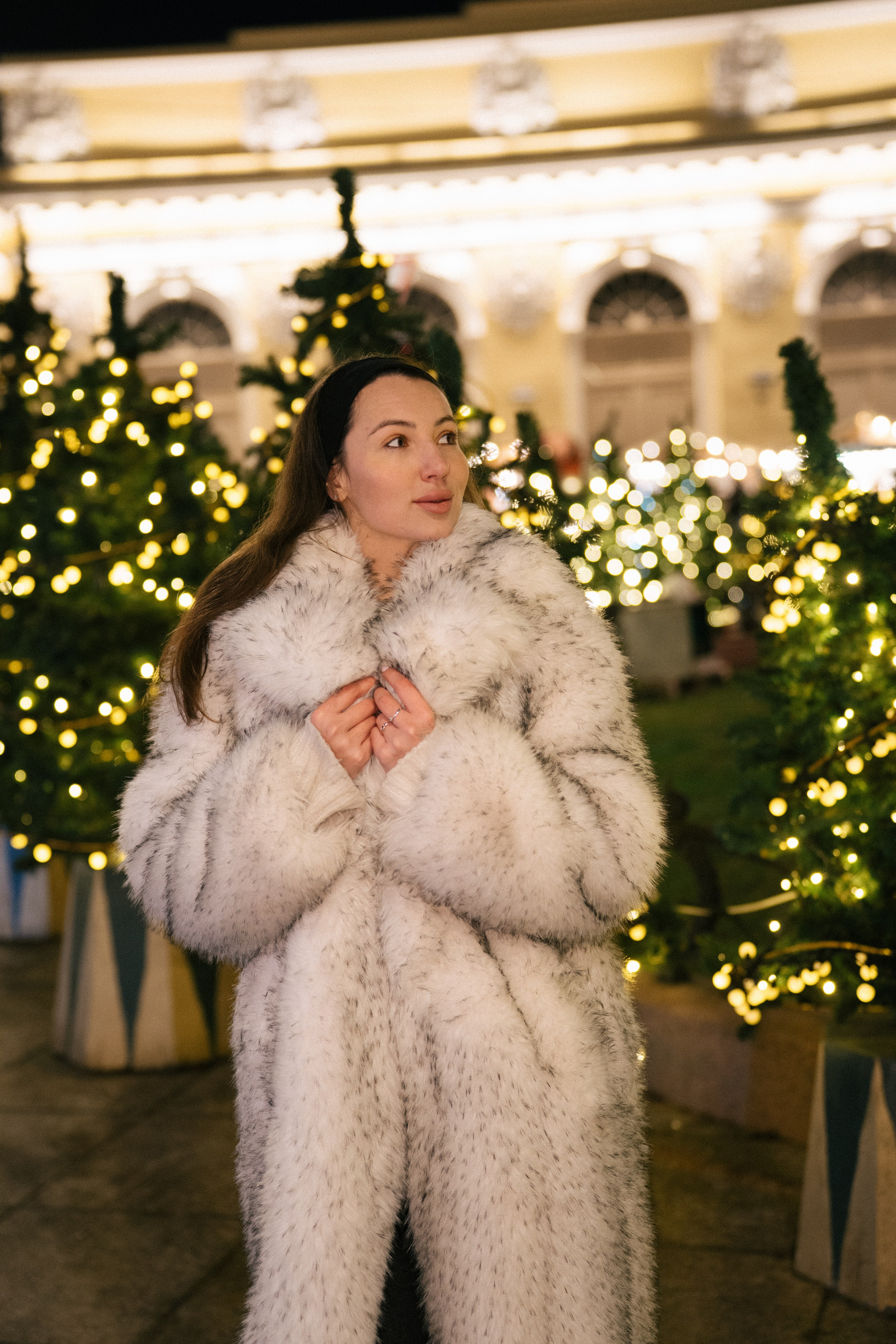 ПРОГУЛКА НА МАНЕЖНОЙ ПЛОЩАДИ ДЛЯ ДЕВУШКИ ПЕРЕД НОВЫМ ГОДОМ (НОВОГОДНЯЯ ФОТОСЕССИИЯ НА МАНЕЖНОЙ ПЛОЩАДИ). Профессиональный фотограф, Санкт-Петербург — Виктория Богомолова