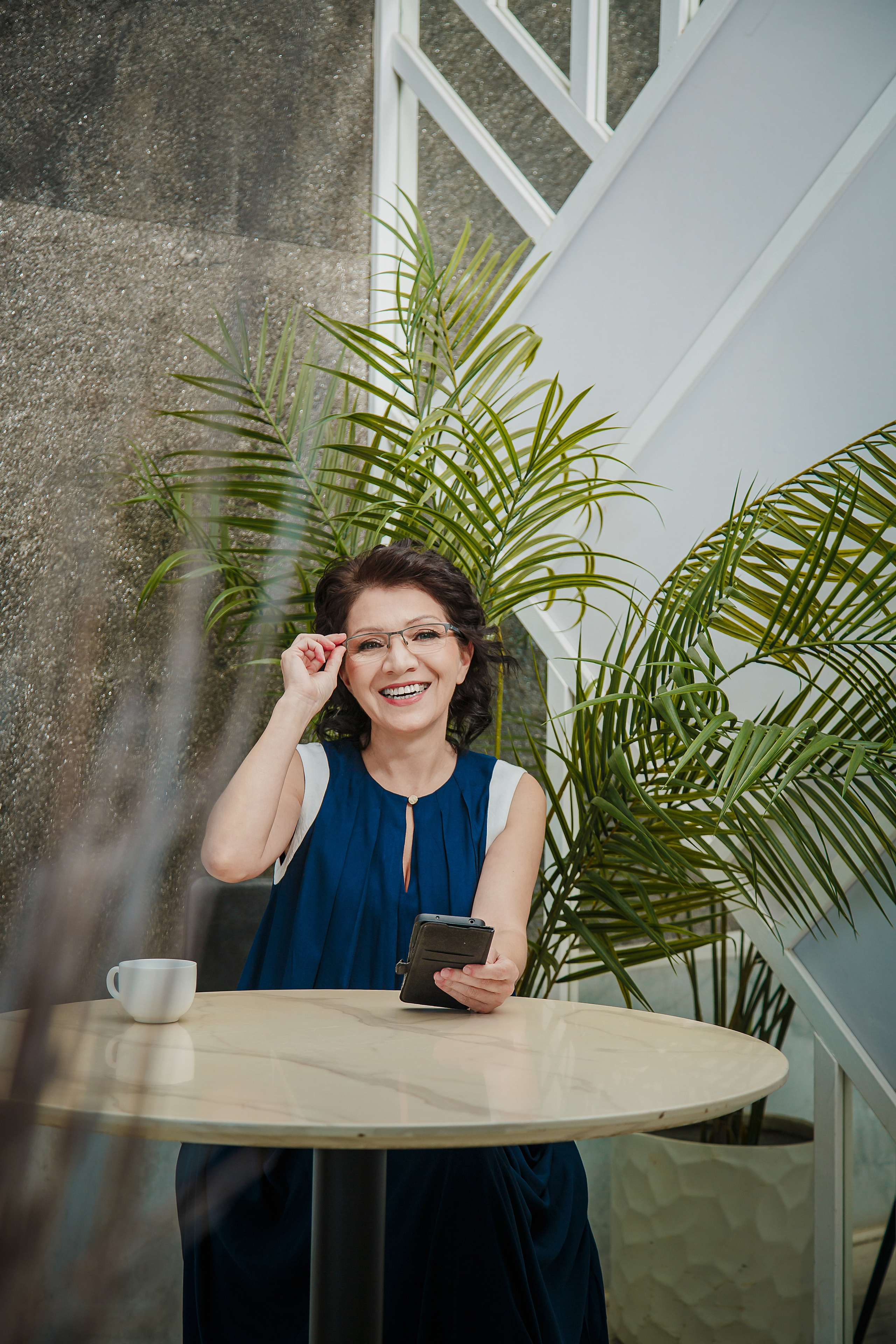 Женский коуч в светлой студии — брендовая фотосессия в Москве, Портрет женского коуча в деловом образе — фотосессия для личного бренда, Фотосессия для эксперта в офисной локации студии Москва, Женский коуч в повседневном образе — контент для соцсетей, Профессиональный бренд-фотограф в Москве — женский коуч, Образ женского коуча для сайта и продвижения в соцсетях, Разнообразные образы на брендовой фотосессии для эксперта, Светлая студия с офисными локациями — фотосессия для коуча, брендовая фотосессия для эксперта, фотосессия для женского коуча, бренд-фотограф Москва, фотосессия личный бренд, фотосессия для сайта, фотосессия для соцсетей, фотосессия для продвижения, фотосессия в студии Москва, фотосессия для эксперта Москва, профессиональная фотосессия для коуча. Катерина Сысуева, Рина Сысуева, rina_sphoto