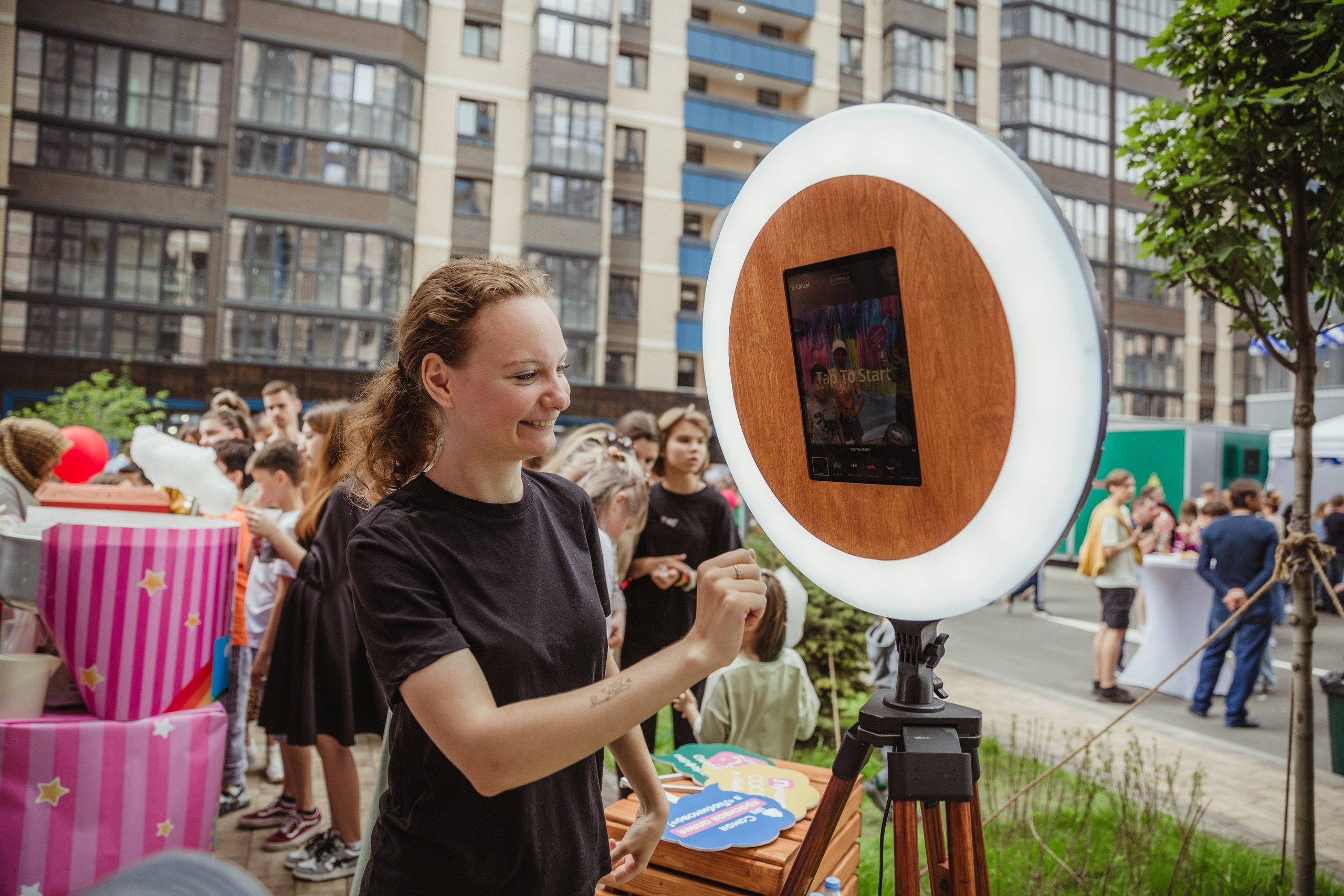 Фото-гиф-стойка в стиле Loft (фотобудка, селфизеркало). Инсталаб Краснодар фото и видео интерактивы на ваше мероприятие