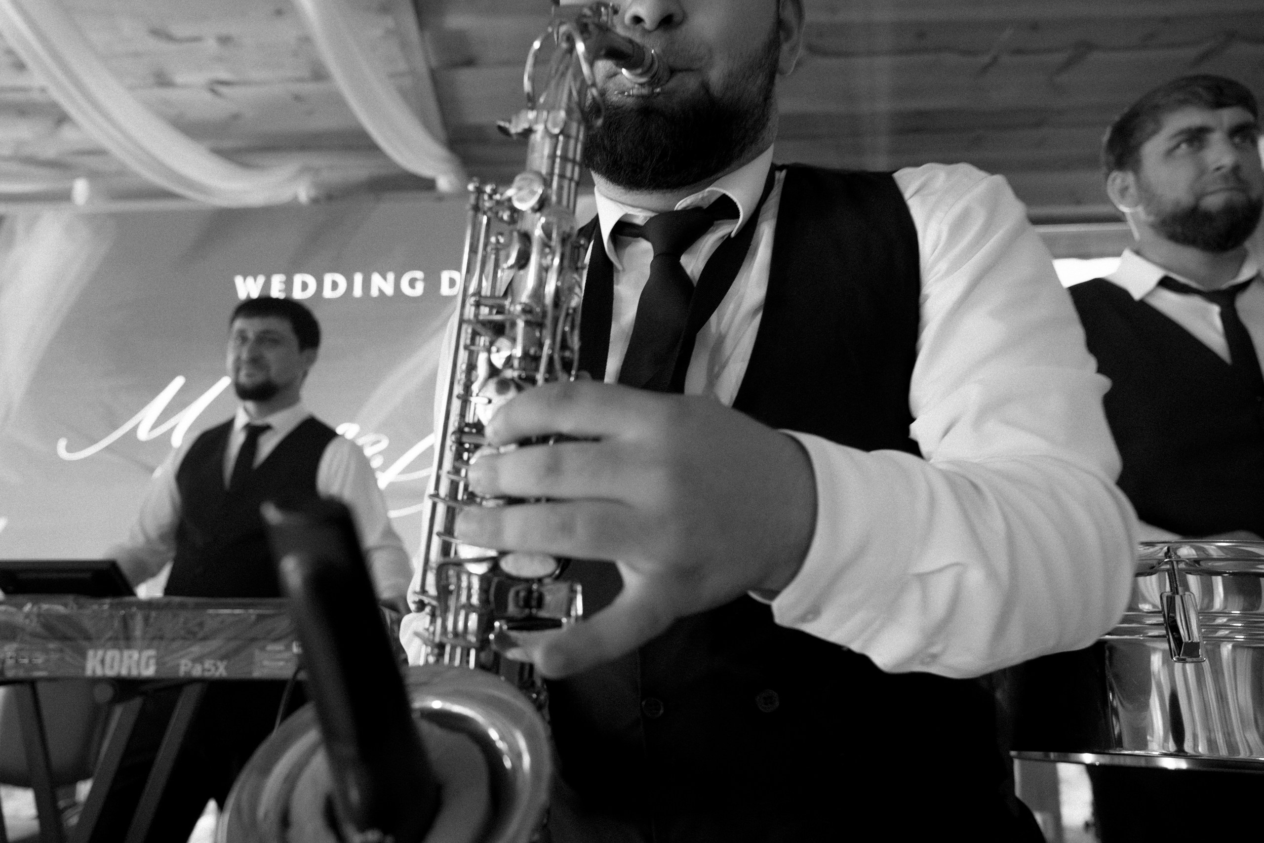 Здравствуйте! Я свадебный фотограф из Ульяновска, работаю в том числе по всей России и с выездом за границу. Снимаю свадьбы, lovestory, корпоративы, светский репортаж. Провожу обучение по фотографии, мастер-классы и воркшопы для других фотографов.