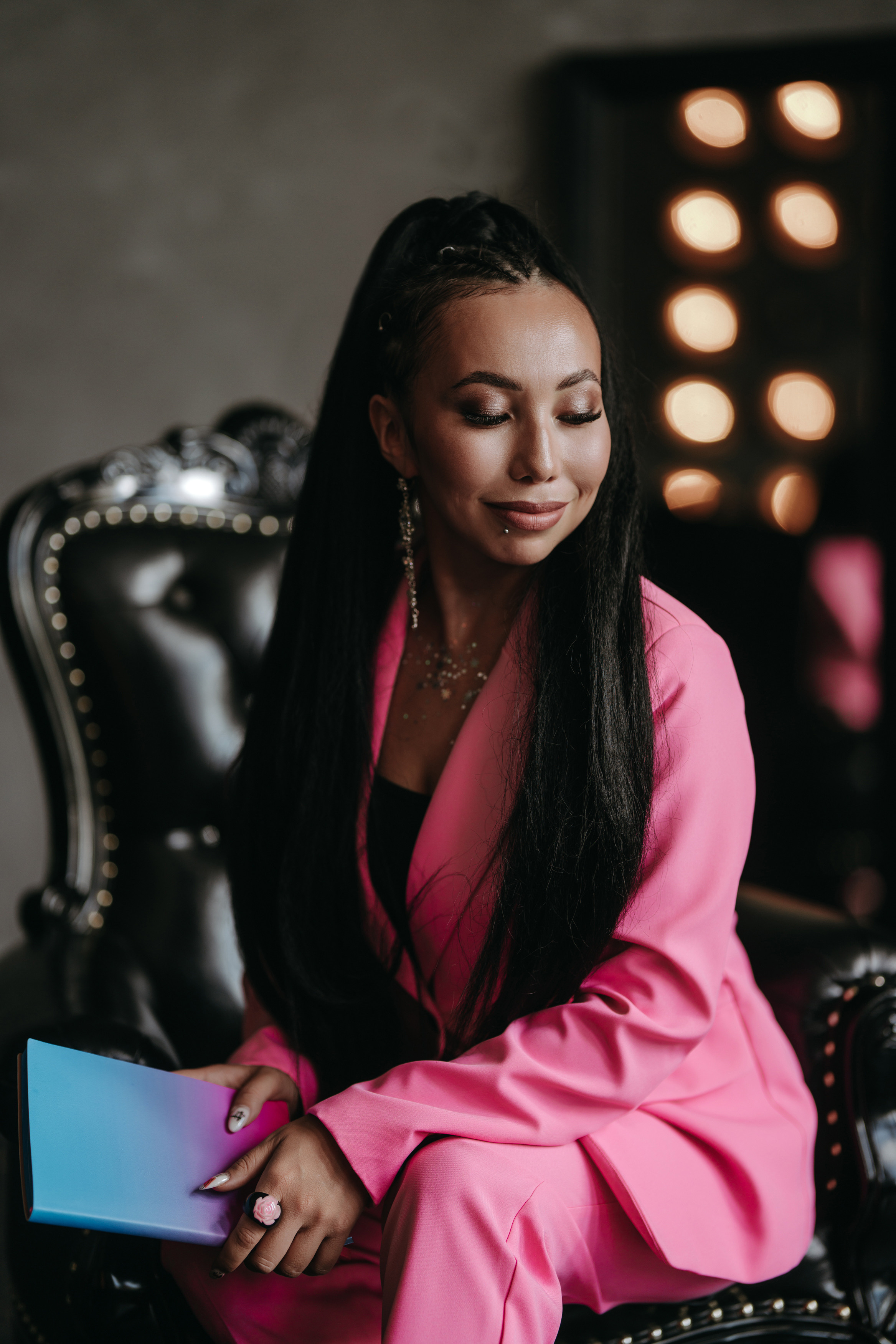 ФОТОСТУДИЯ МОНОХРОМ, ФОТОСЕССИЯ ДЛЯ ВЕДУЩЕЙ АЙГЕРИМ