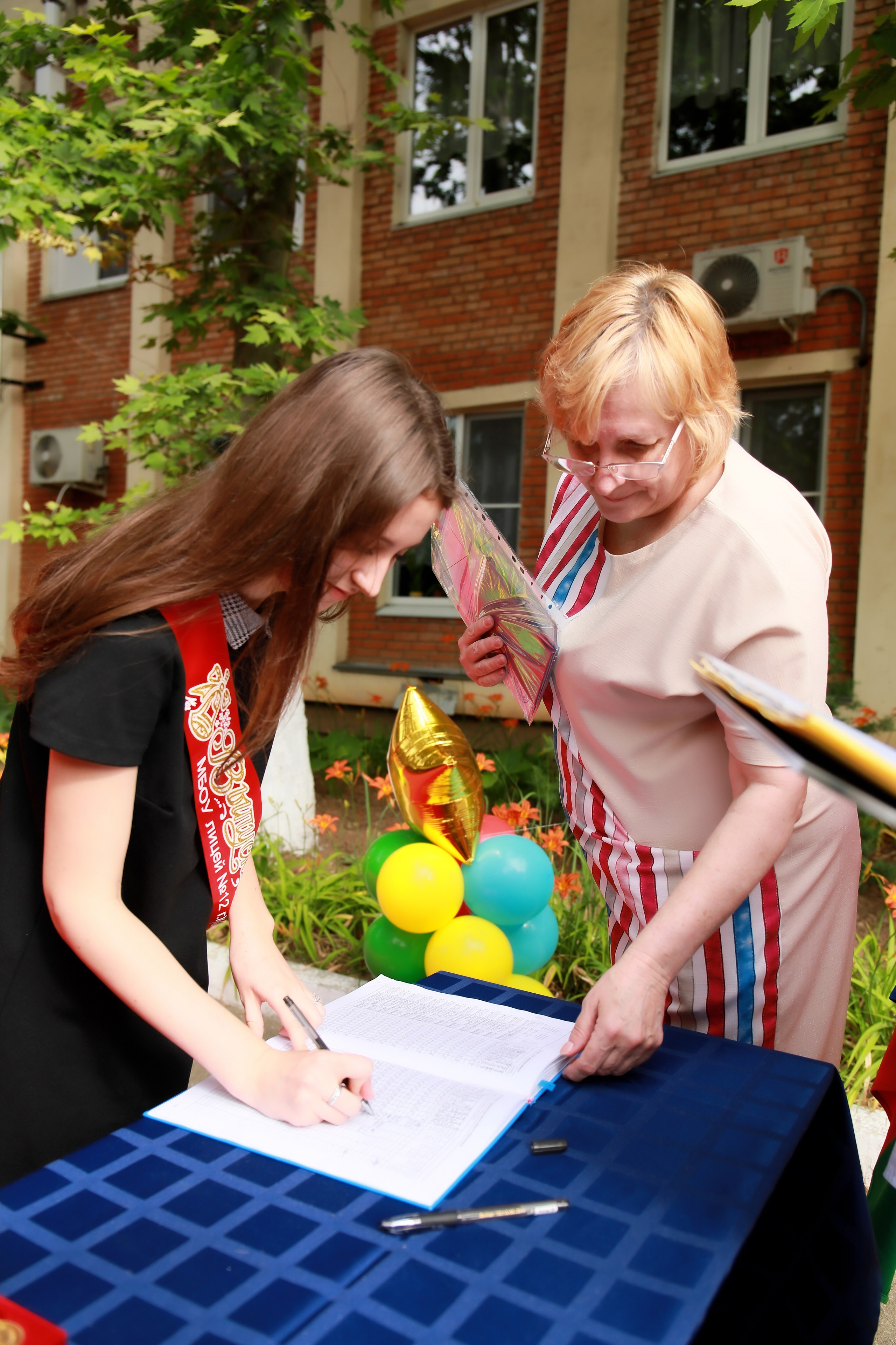 Вручение аттестатов (12 лицей). Детский семейный фотограф Краснодар