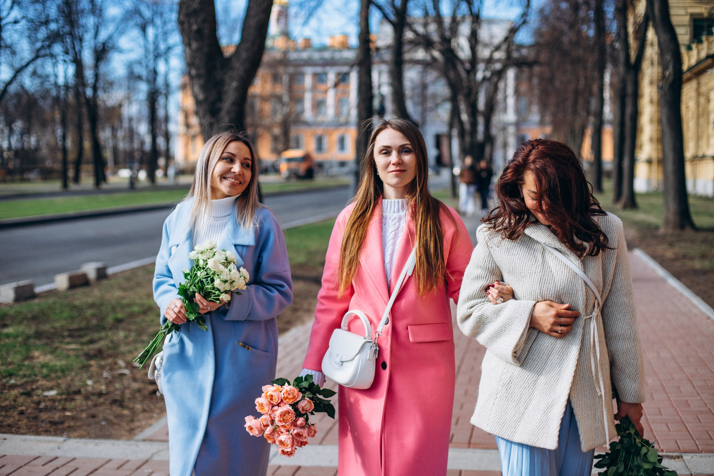 Анастасия с подругами в апреле. Фотопрогулка в Петербурге. Индивидуальный и семейный фотограф в Санкт-Петербурге