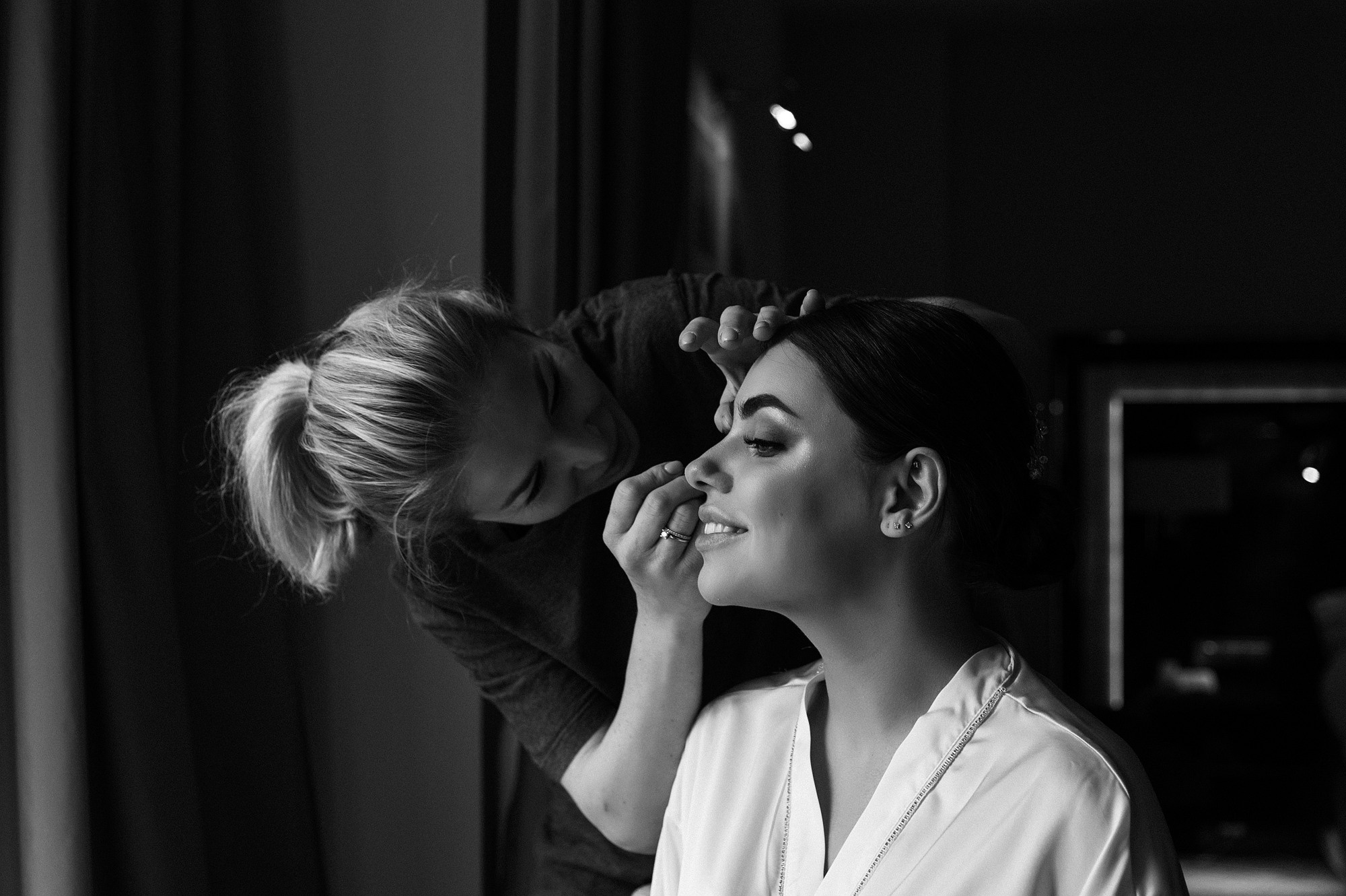 Невесту красит визажист в отеле.