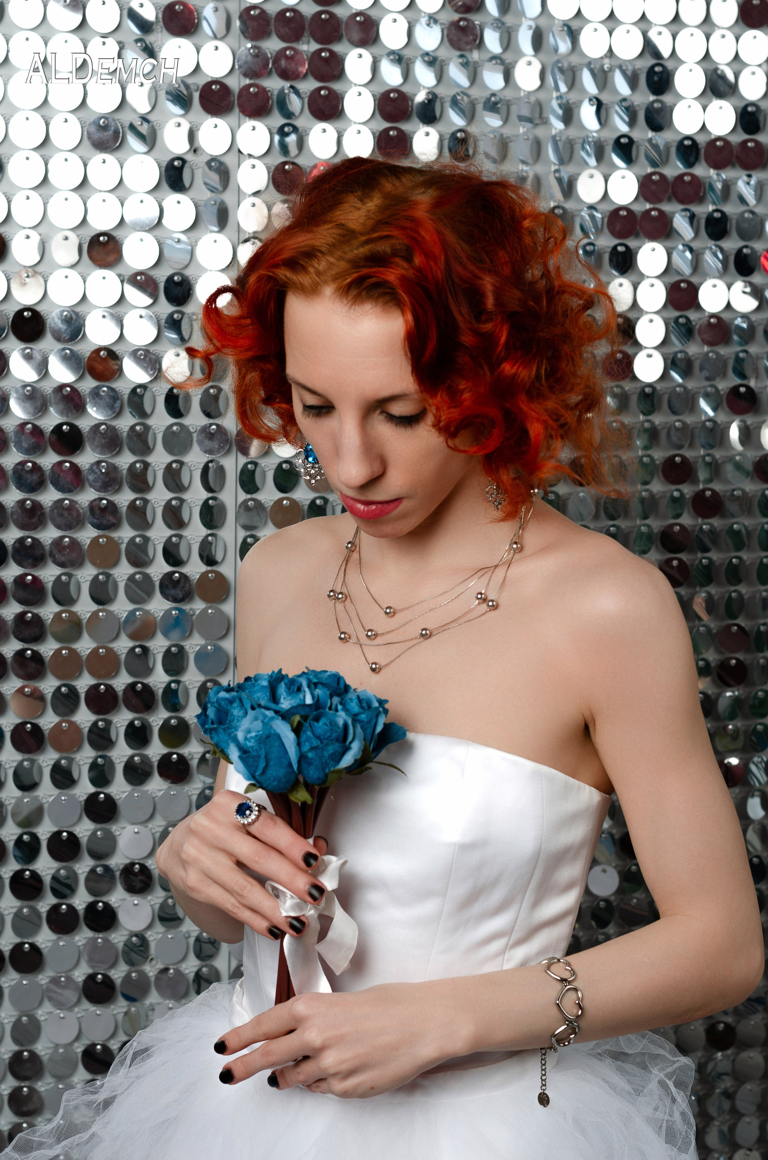 В свадебном платье