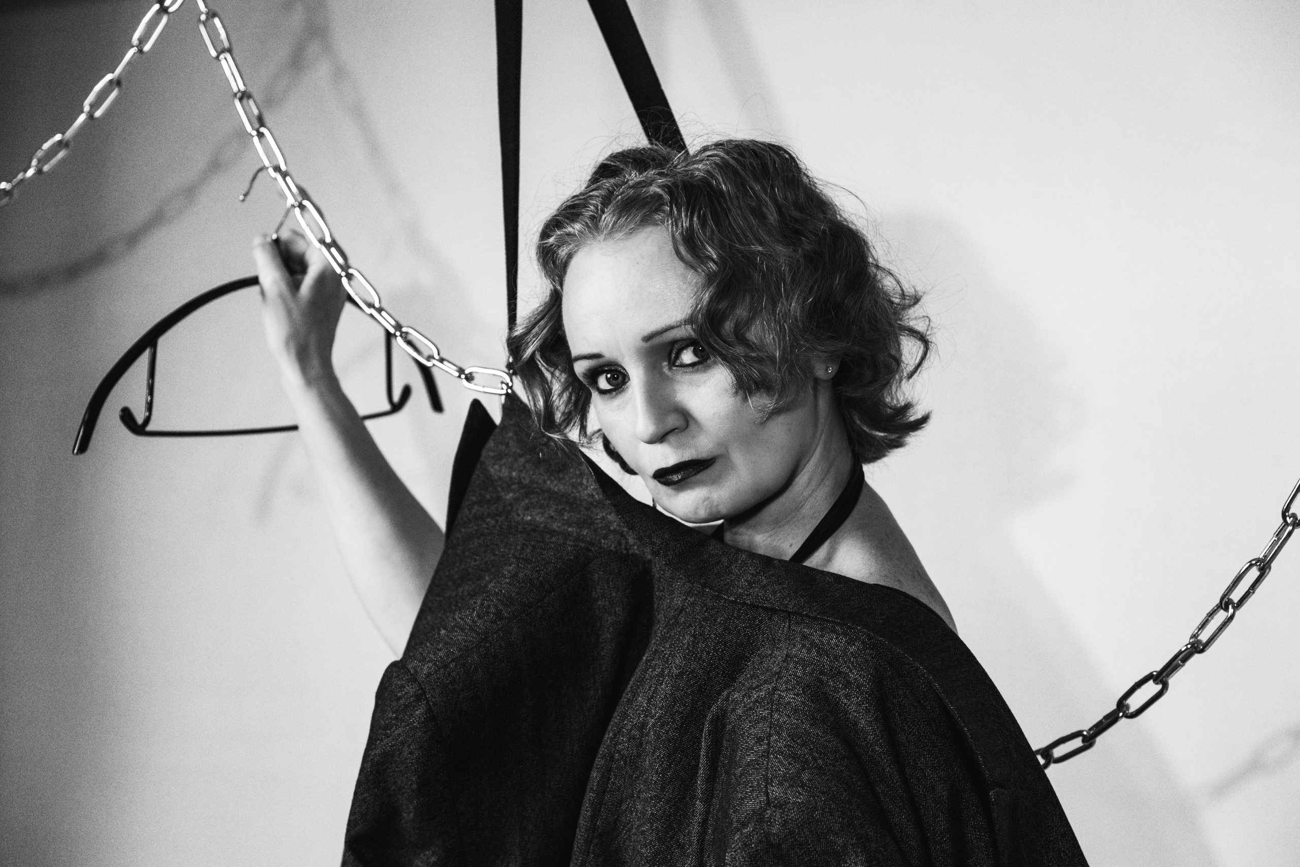 2025-07-13. Анжела и пиджак