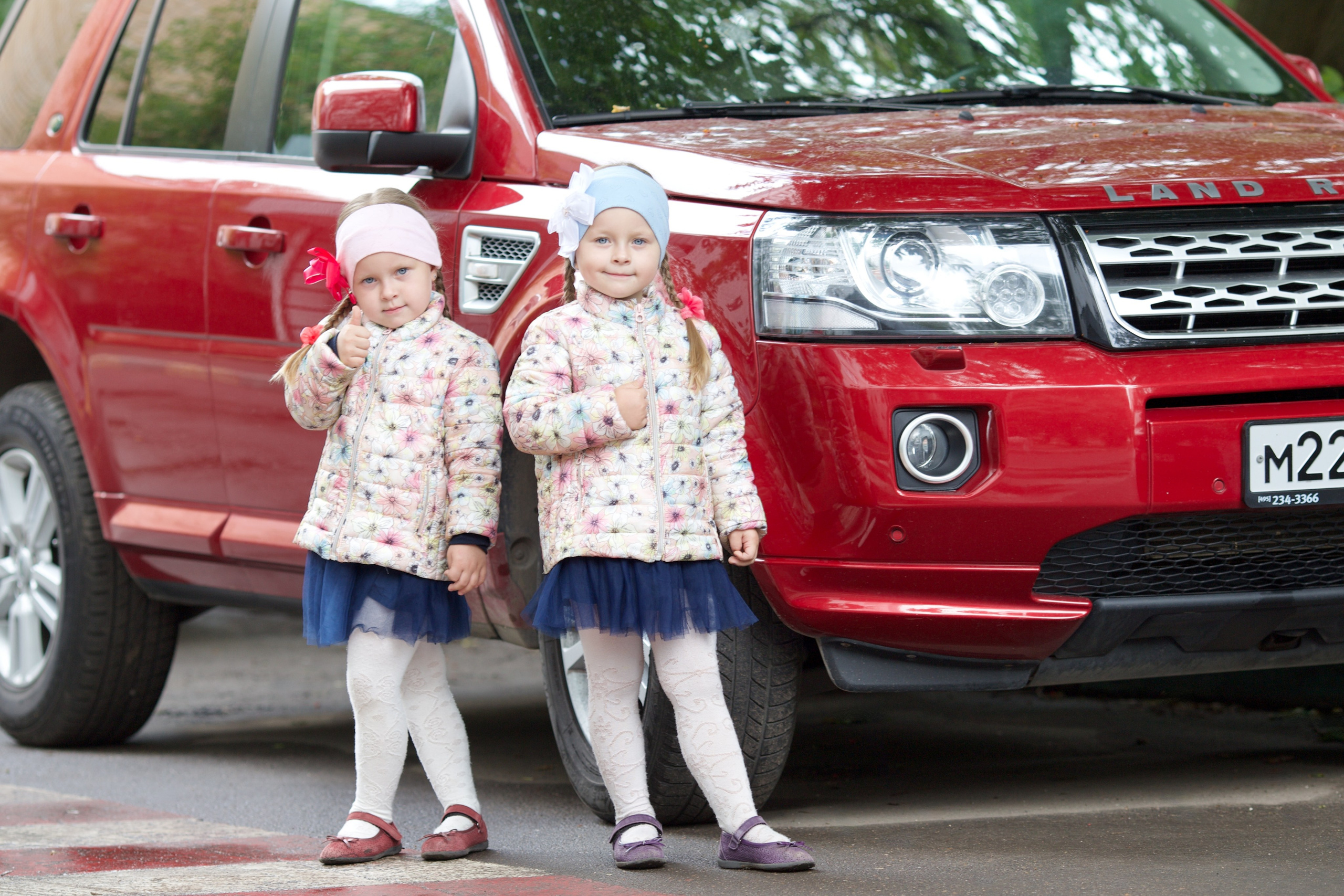 Фотосессия близняшек на детской площадке. Школьные выпускные альбомы в Москве Марина Николаева