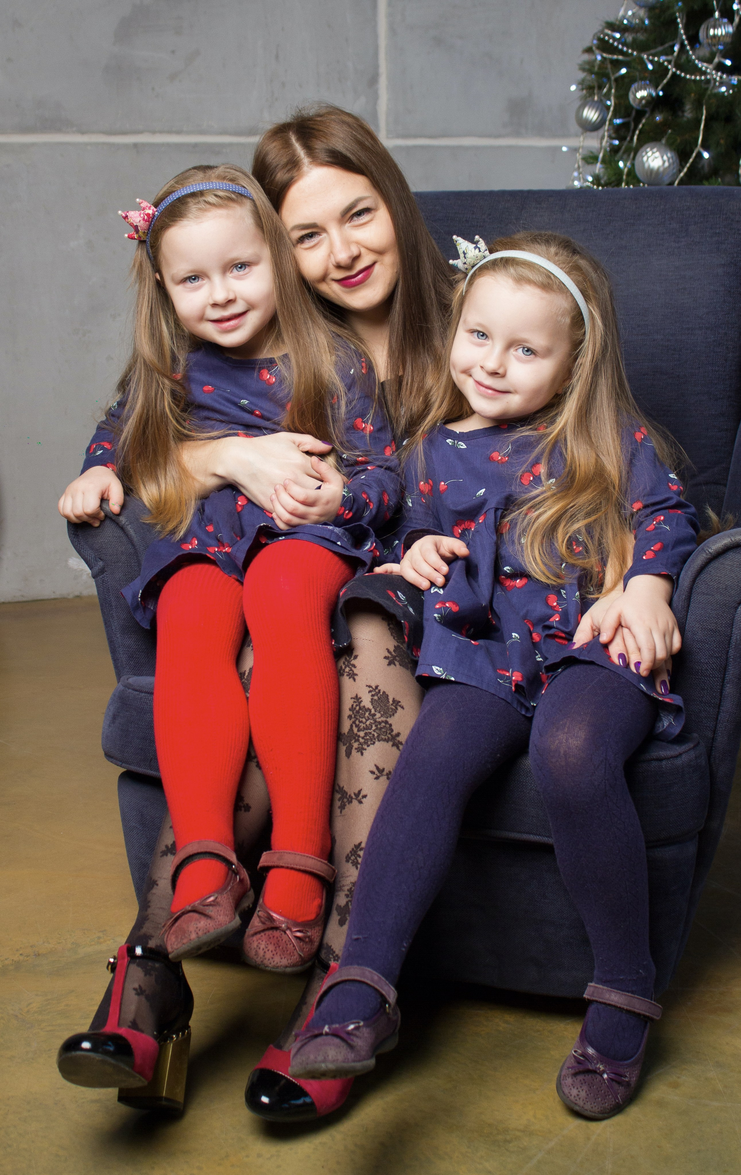 Фотосессия близняшек в студии. Школьные выпускные альбомы в Москве Марина Николаева