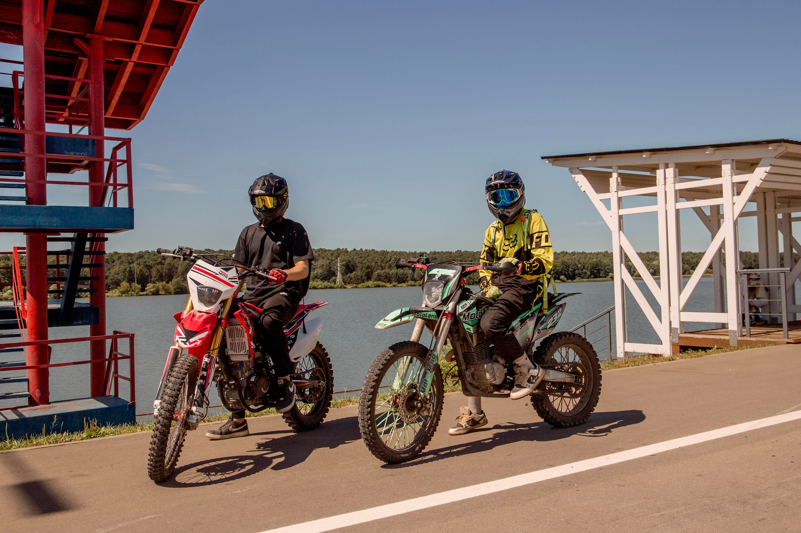 Парни и мотоциклы