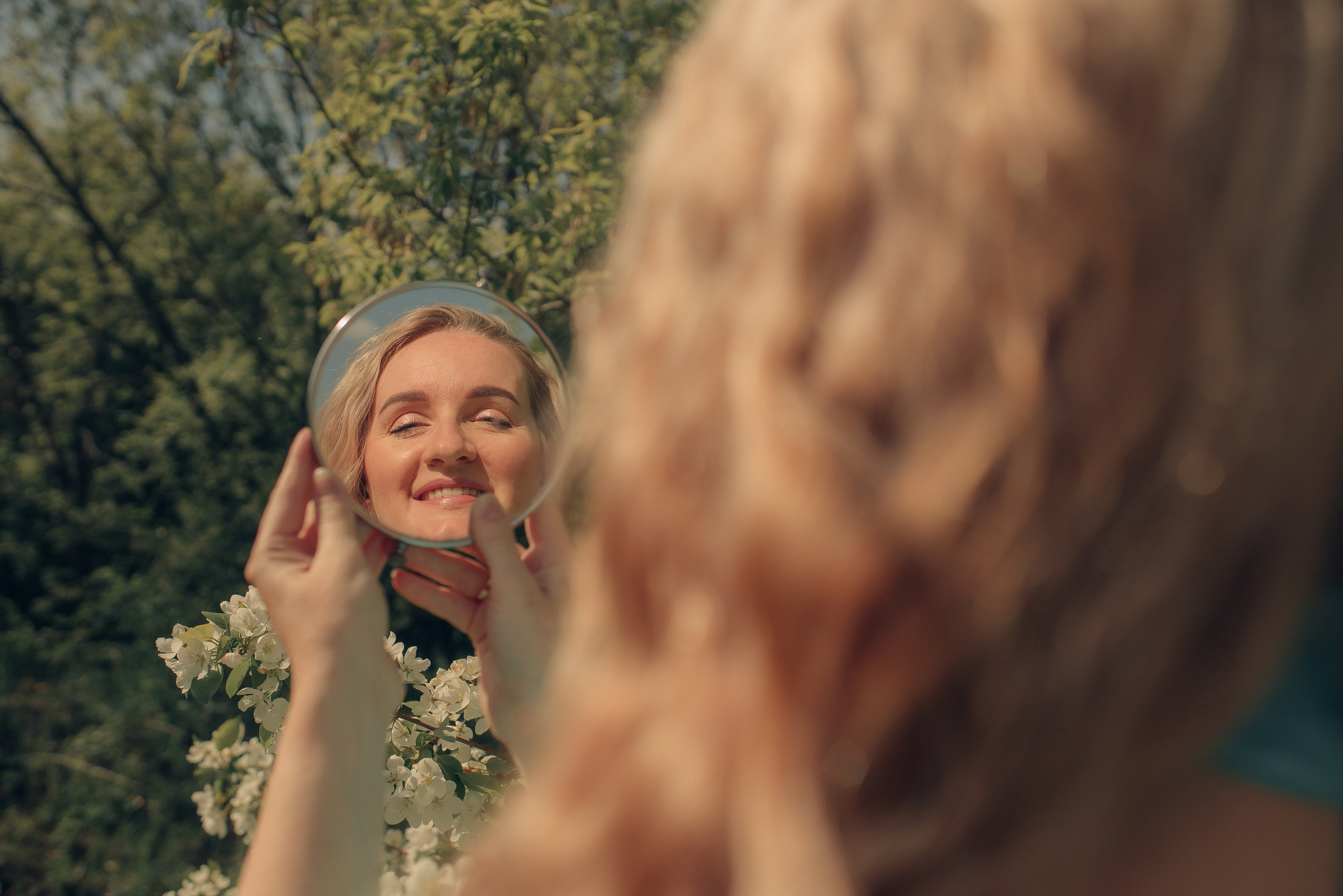 Маргарита в цветущих яблонях. Фотограф в Челябинске Филимонова Дарья