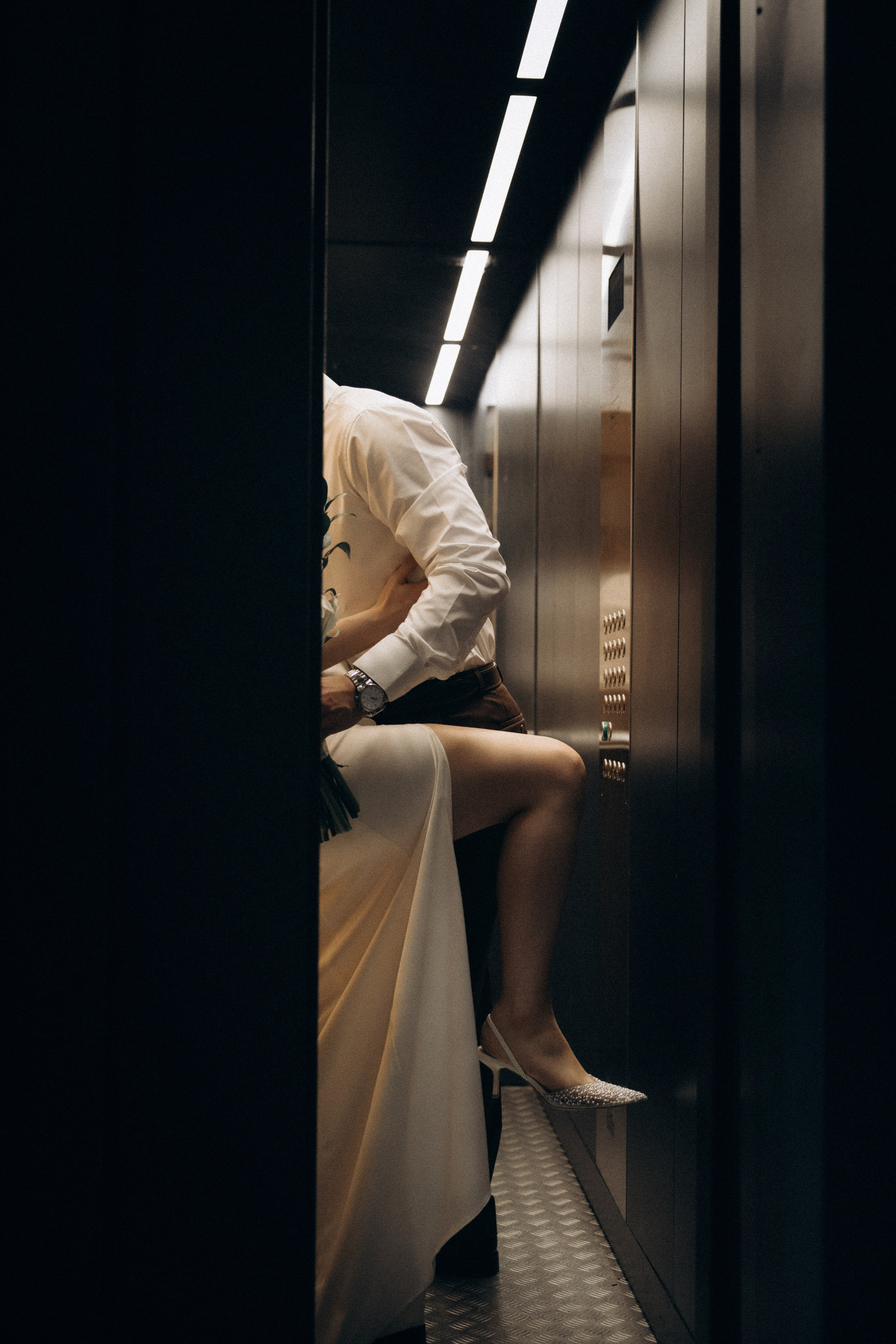 Свадебная фотосессия в стильном лифте элитного дома Москвы