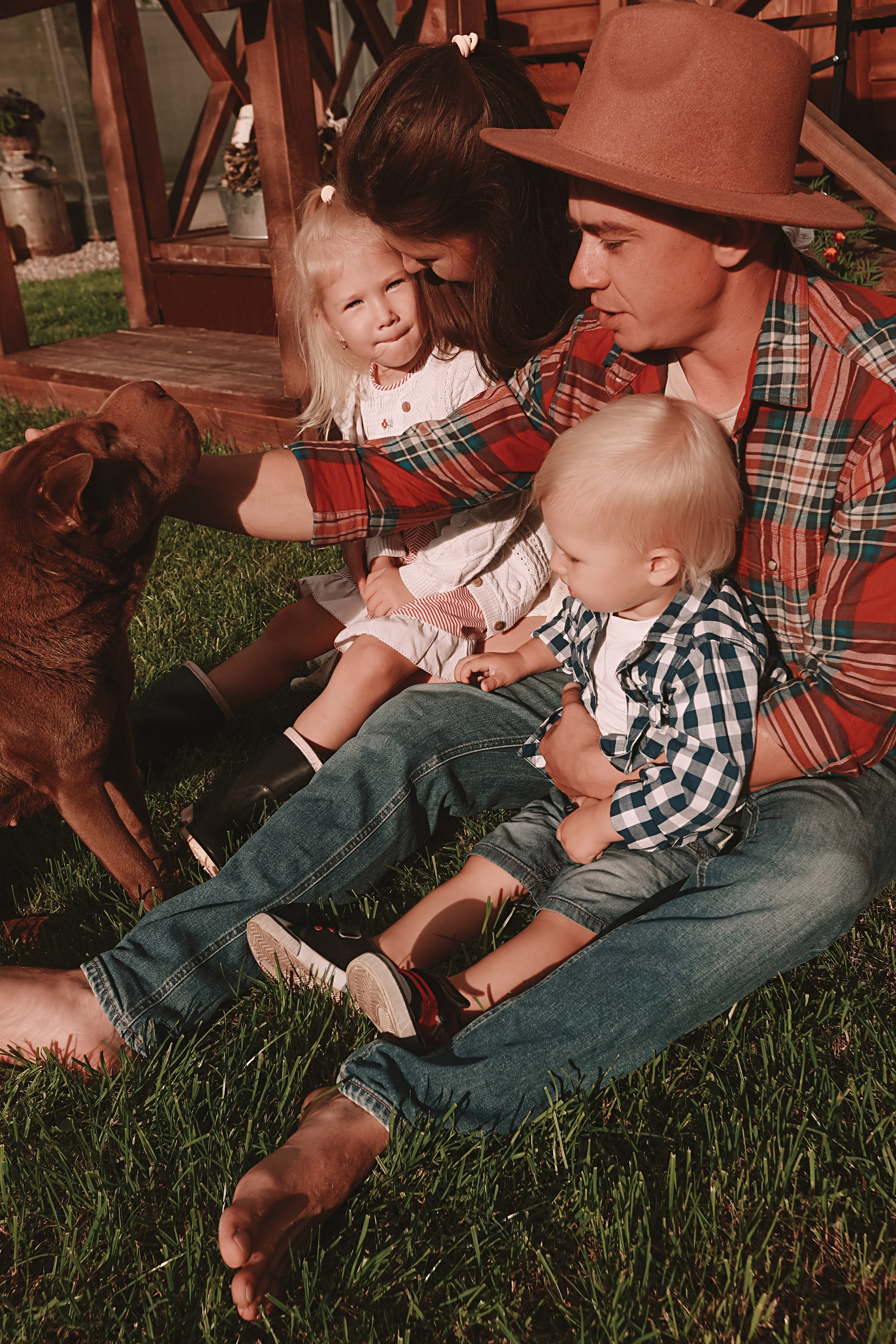 У дома. Семейный фотограф Тюмень, фотограф на роды Салмина Мария