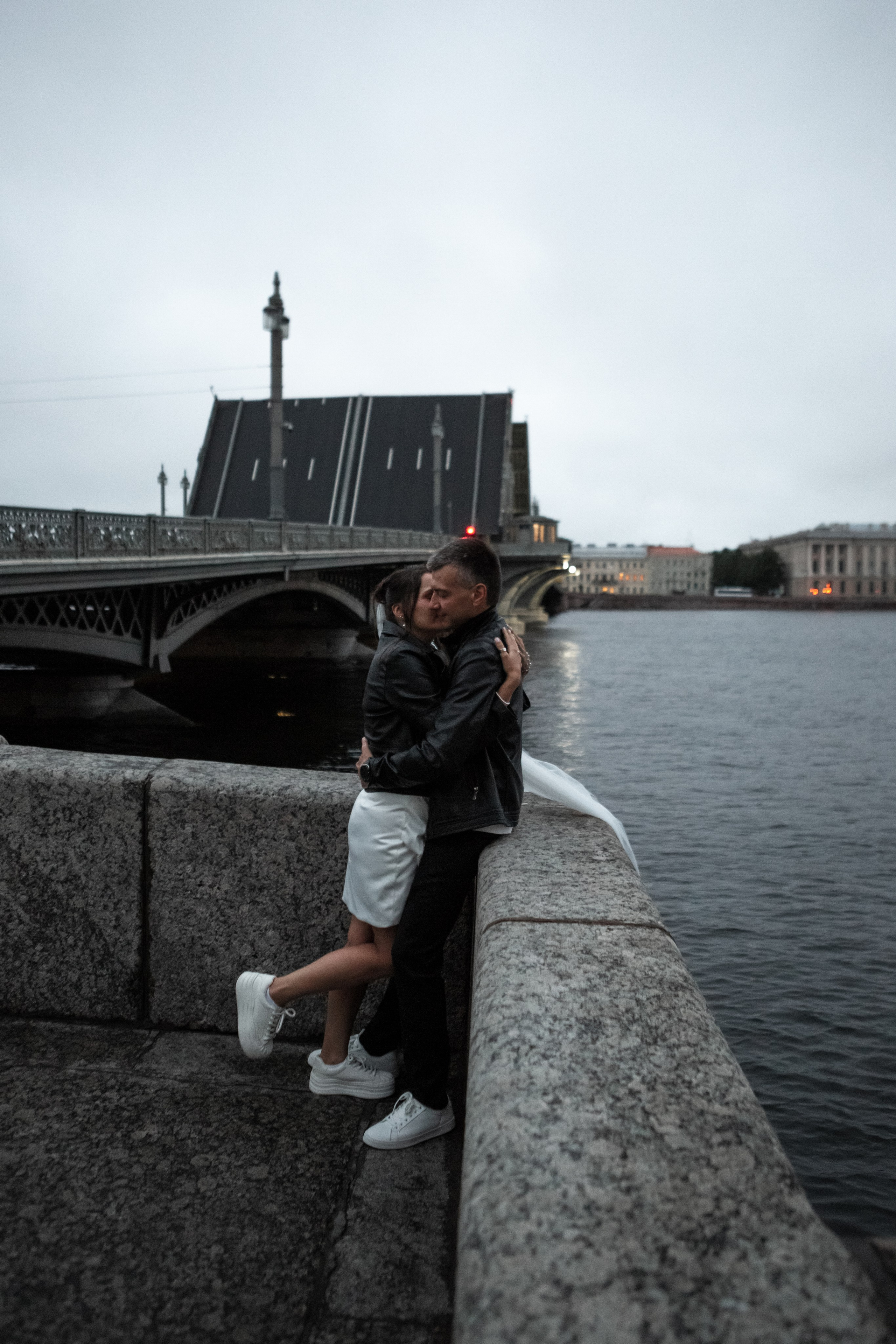 Свадебная фотопрогулка в ночном Петербурге