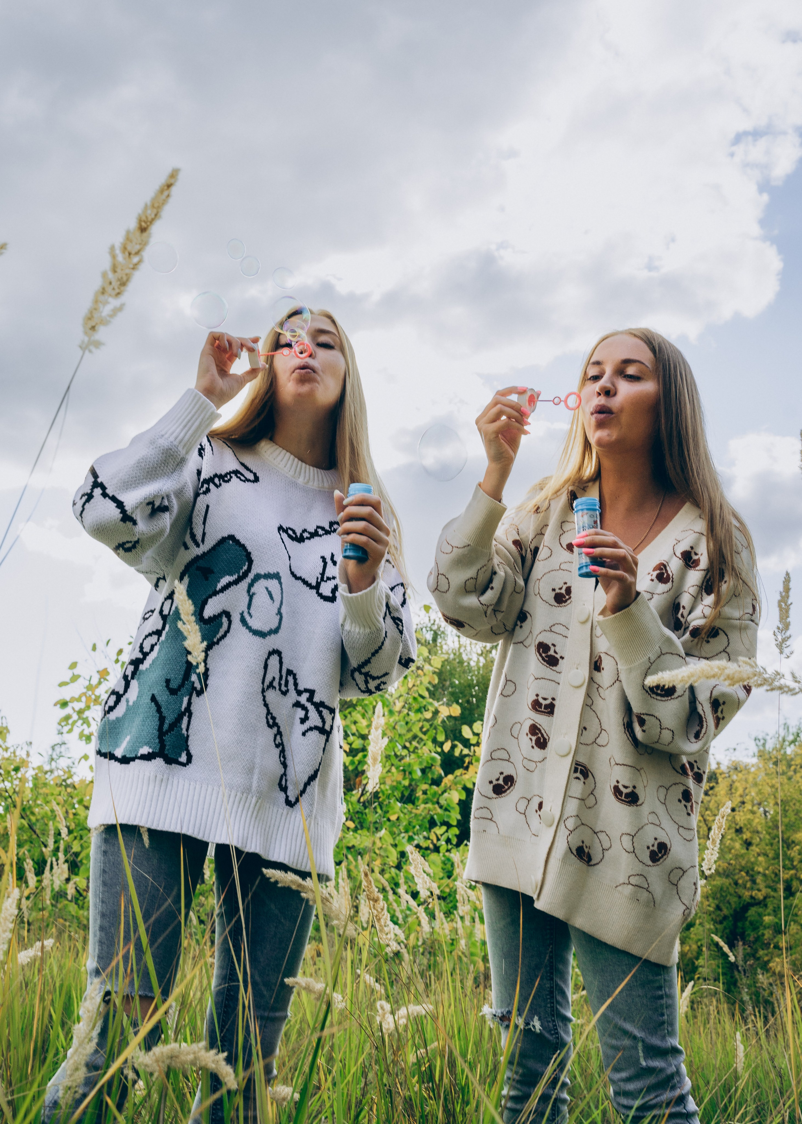 Подруги — Юля и Аня