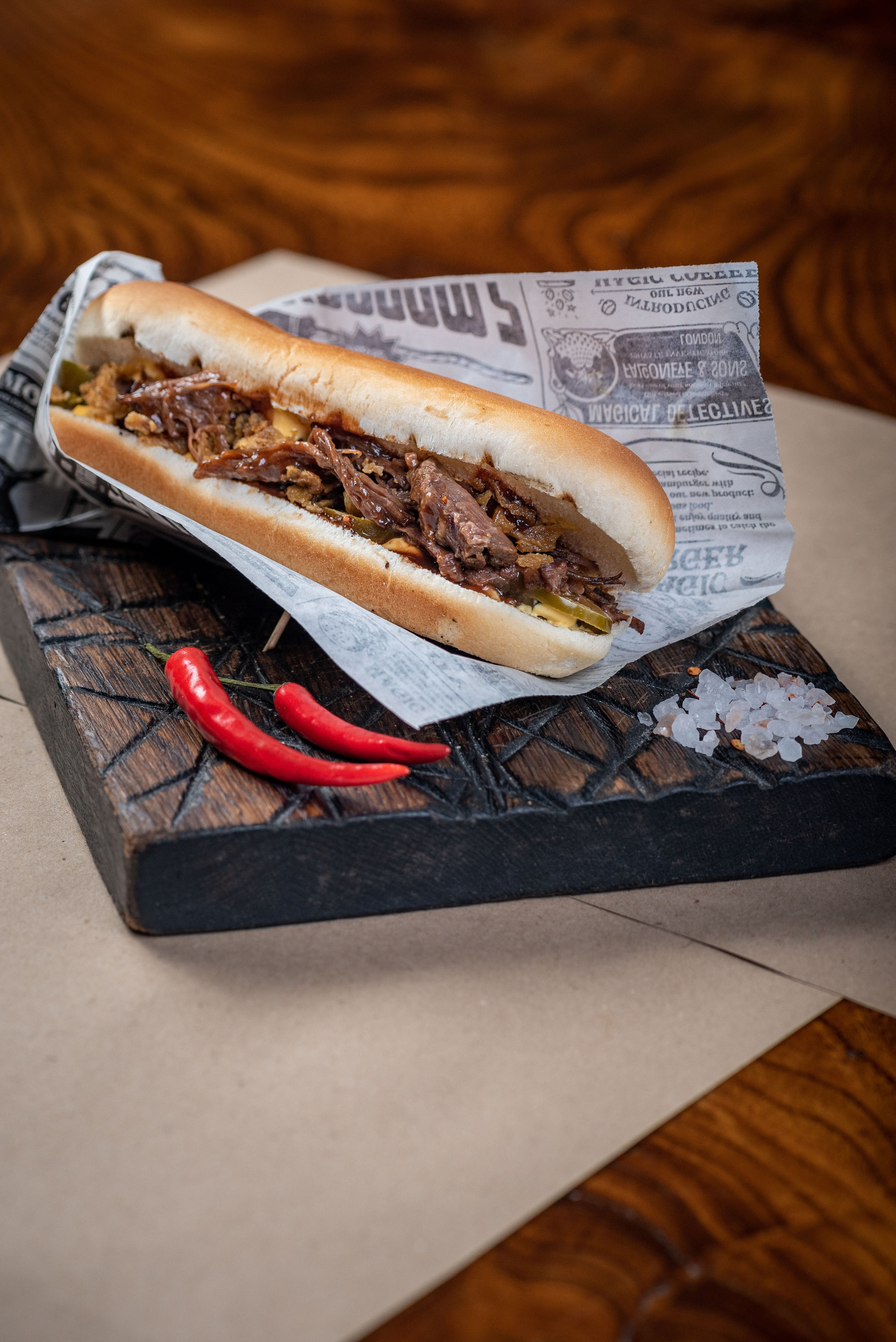 street-food, хот-дог, hot-dog, food-съемка, предметная съемка, острые козырьки, torn pork