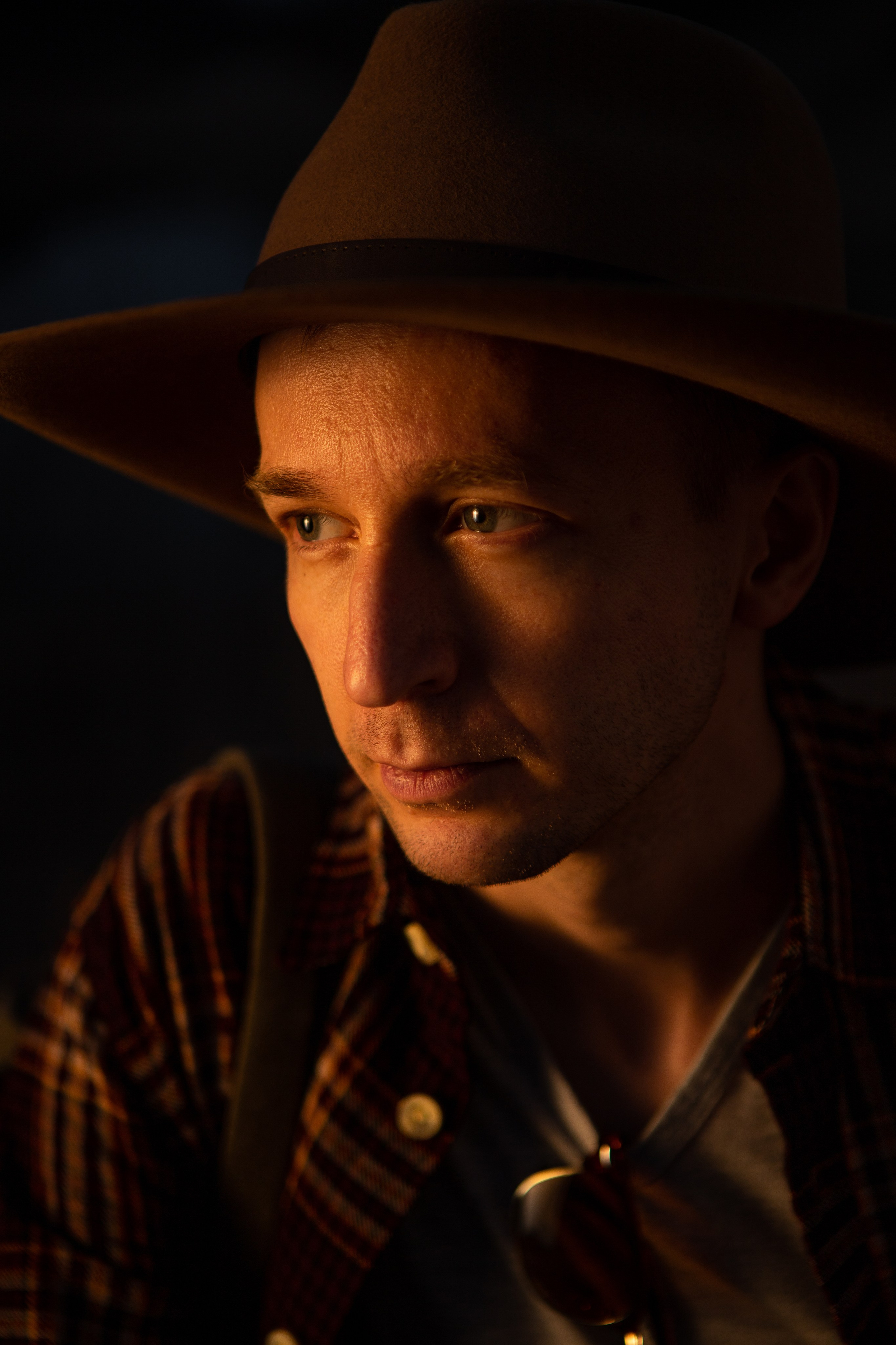 Красивая аватарка, мужская фотосессия в Москве и Подмосковье. Фотосессия на улице. Атмосферный мужской портрет. Лучший фотограф Москвы. Идеи для фотосъемки.