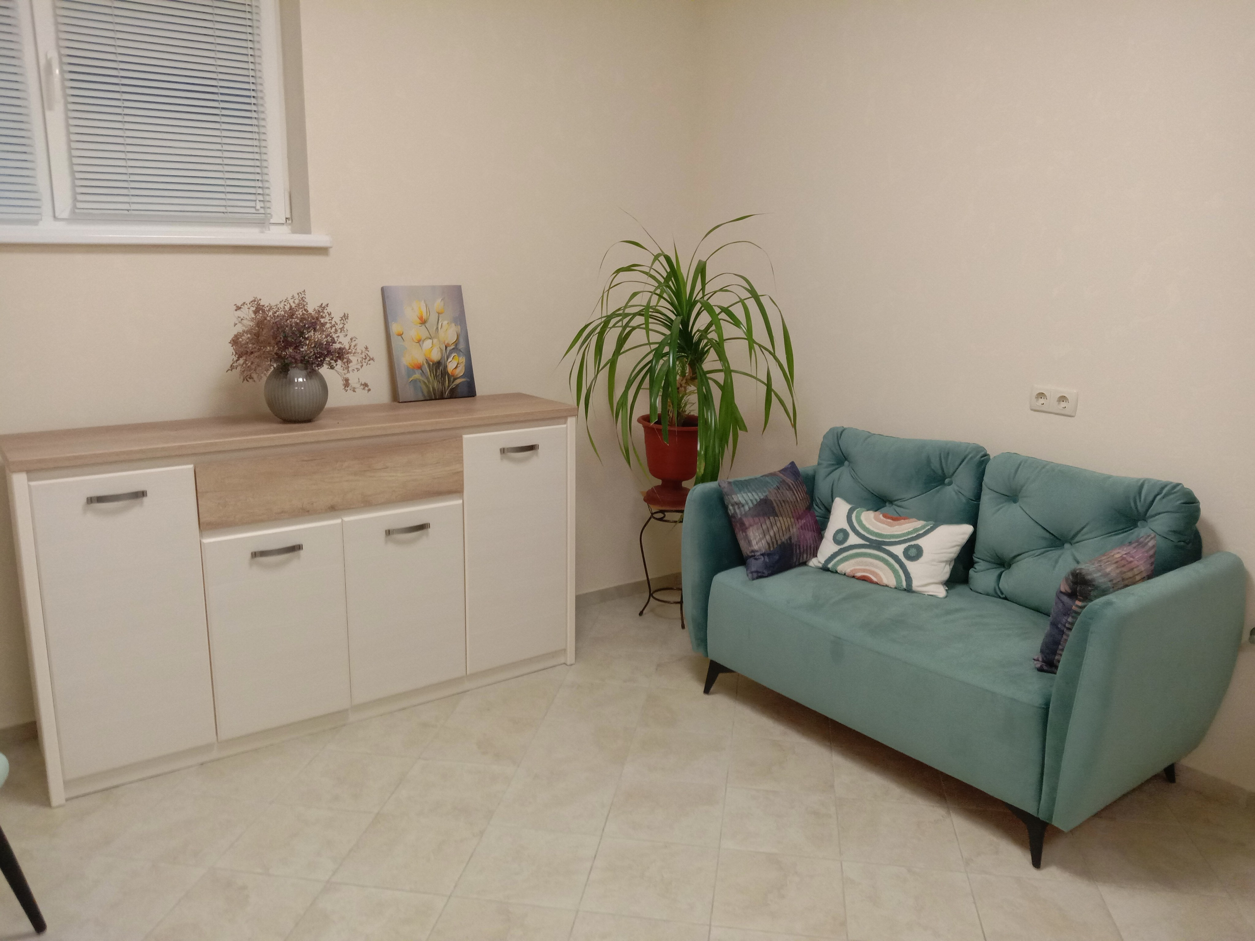 Уютный кабинет психолога в Севастополе приемная бирюзовый диван