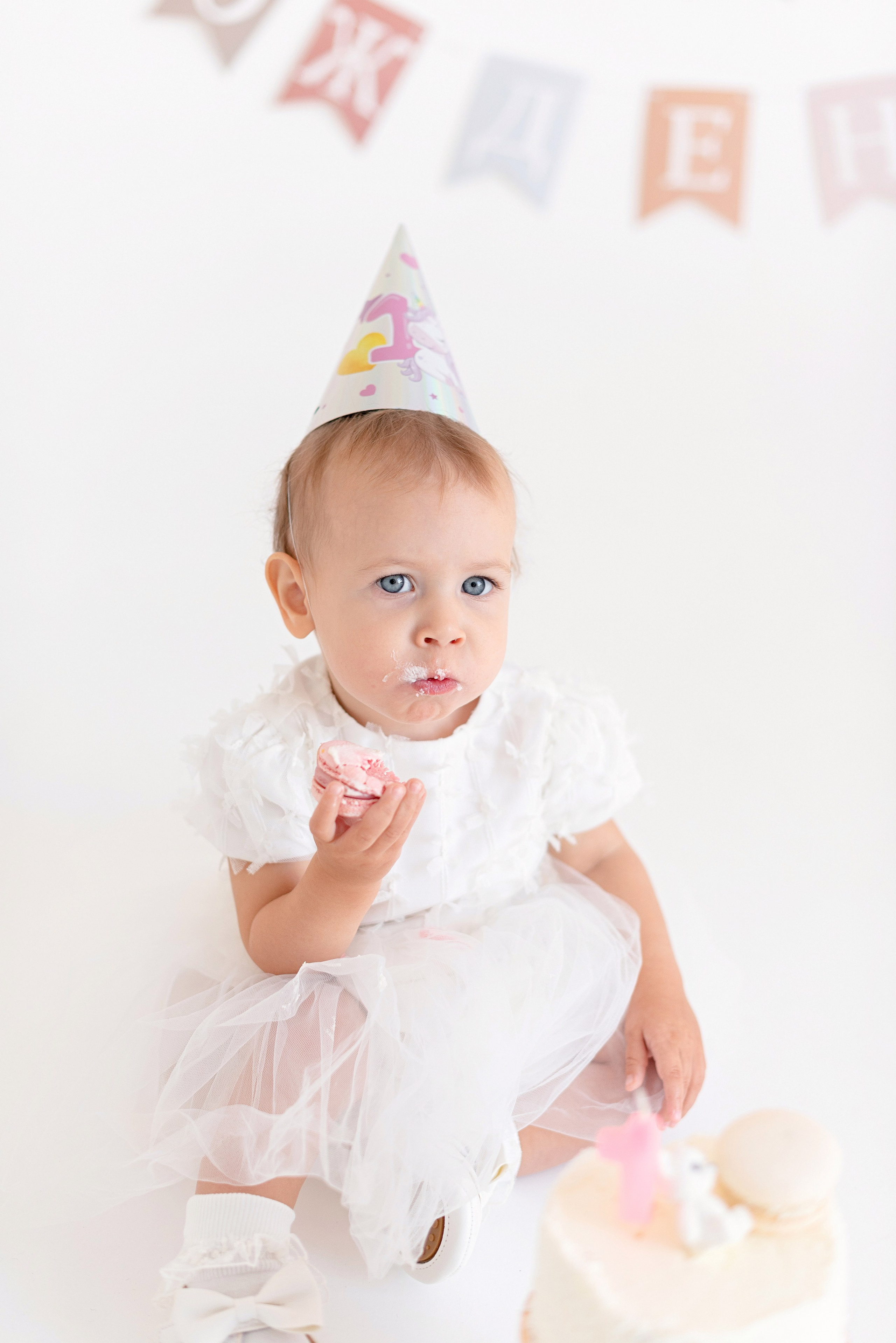 Фотосессия дня рождения малыша в студии, торт, воздушные шары, мыльные пузыри, профессиональный фотограф в Сургуте и Нефтеюганске.