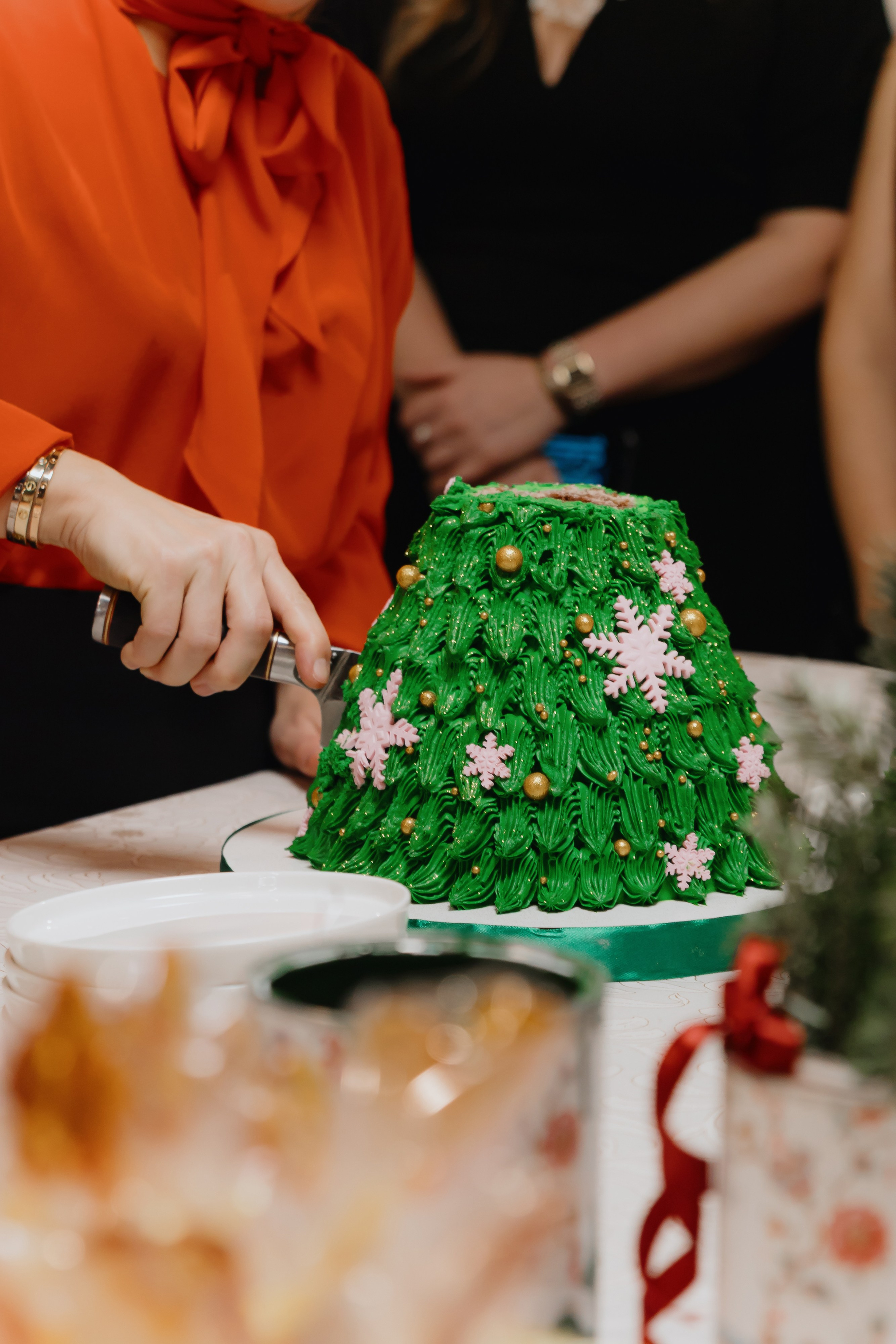 Предновогодний «Кофе-рейв» в L. DECO 17 декабря 2025 года. L. Deco интерьерный салон. Краски/обои/лепной декор