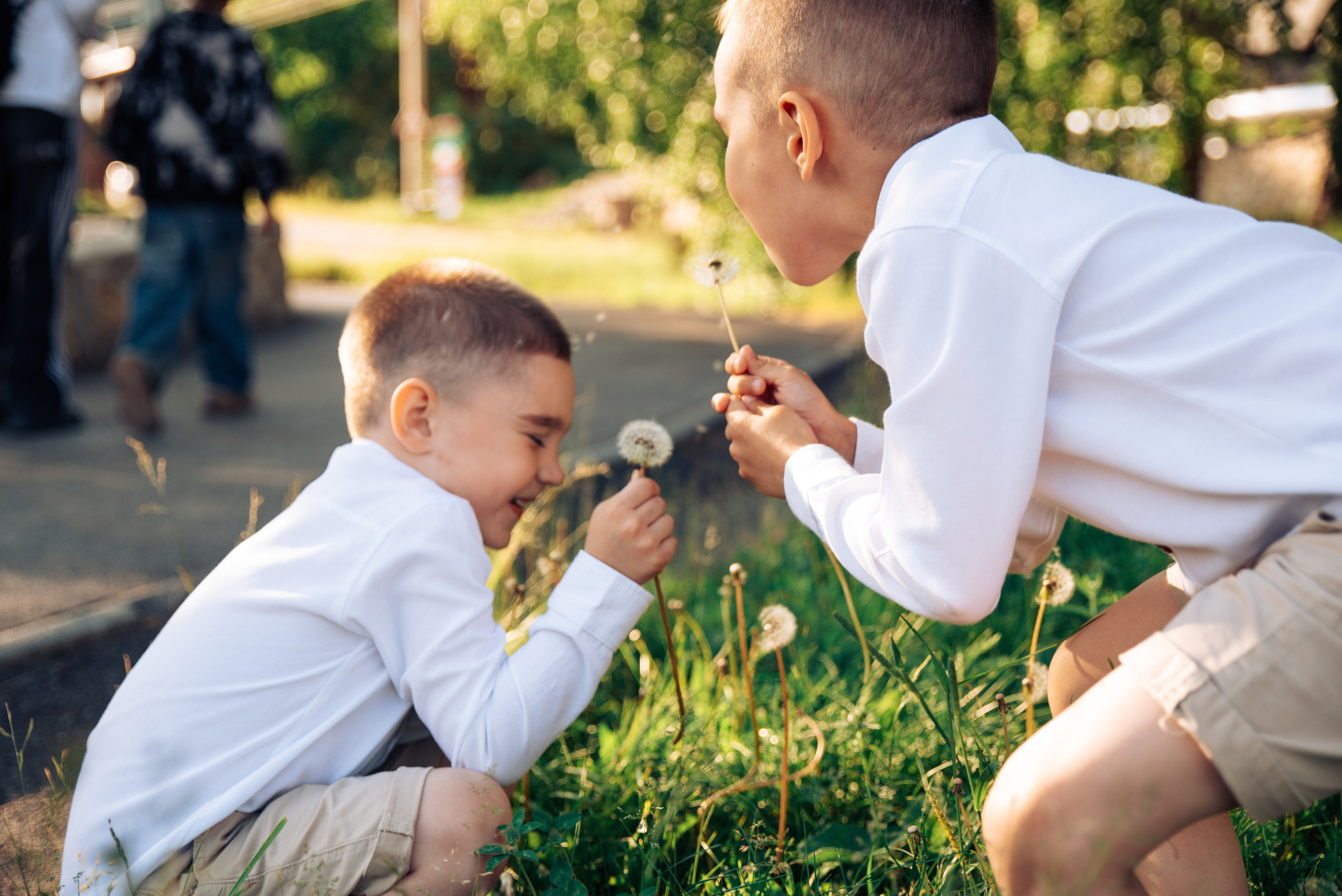 Семейная прогулка летом на берегу озера по пляжу