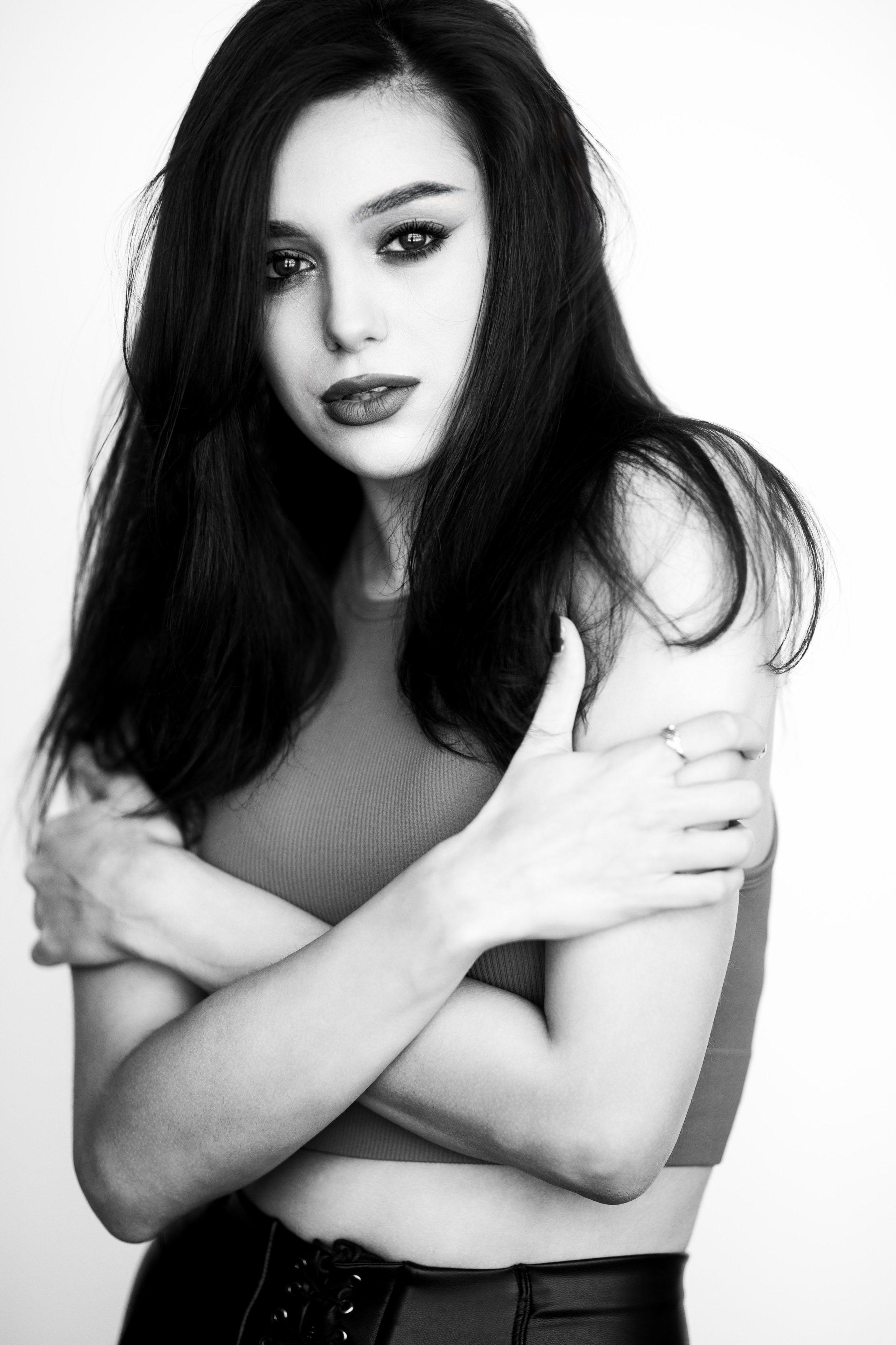 Фотосет с Марианной в студии с минимальным интерьером в формате для «себя»