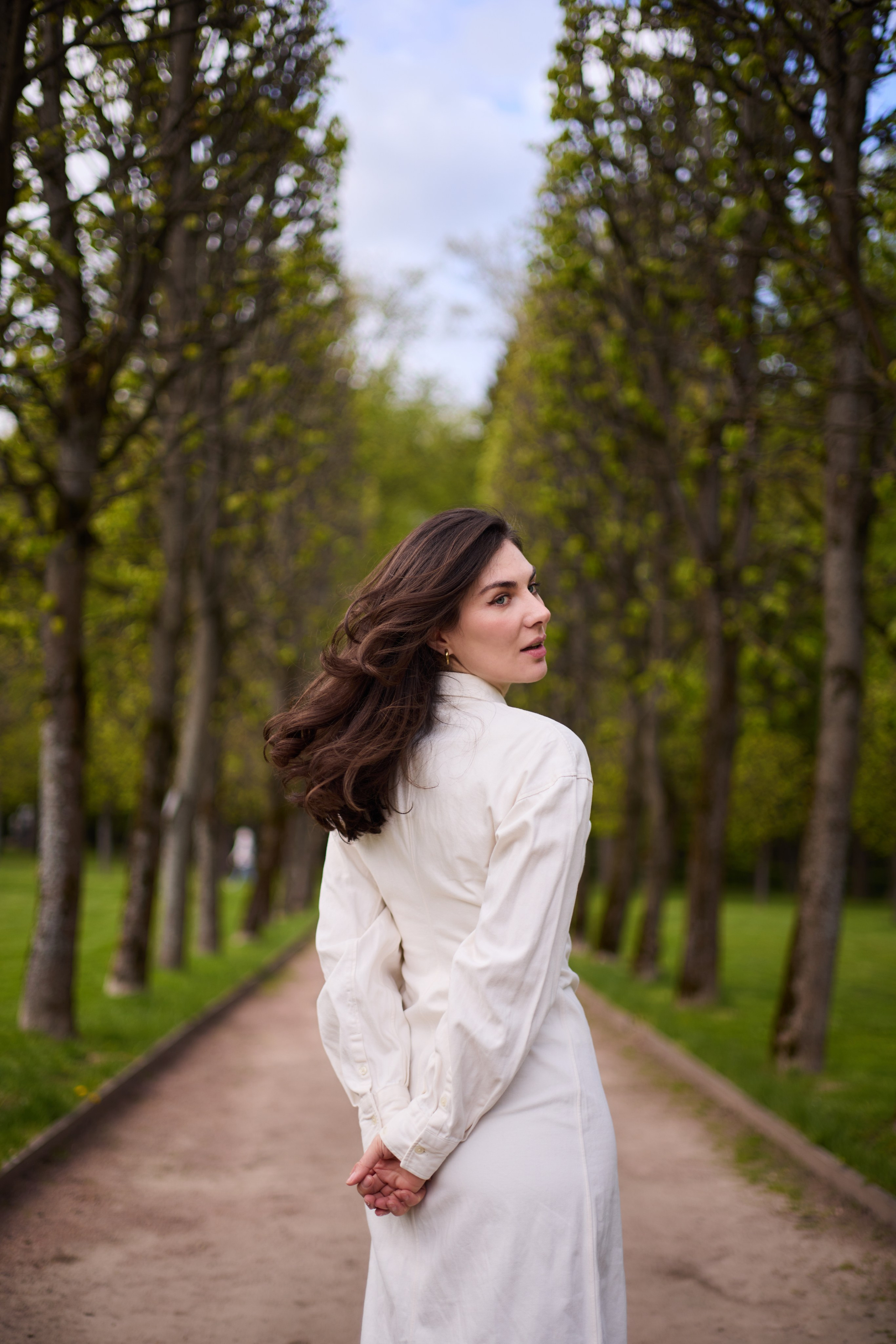 Фотосессия в Архангельском с Астой Габлия в белом платье  на фоне дорожки в парке