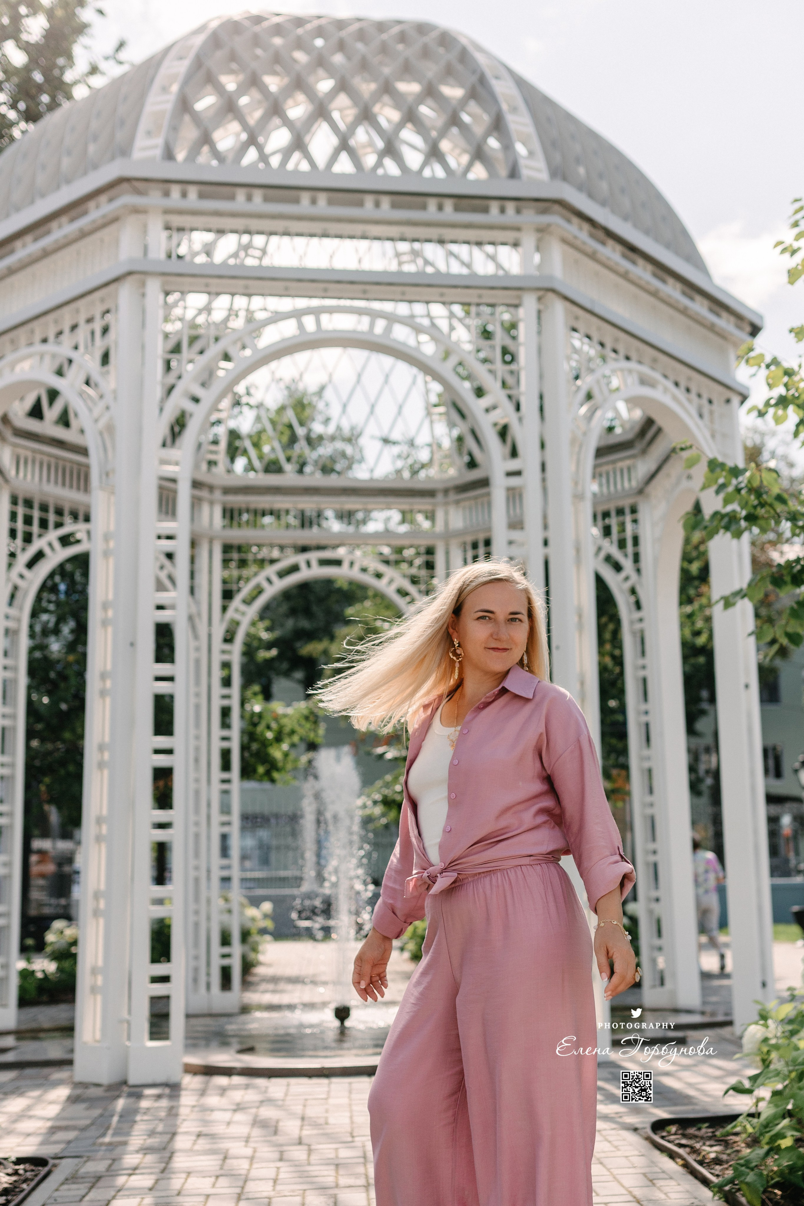 арка и девушка кружится и волосы летят