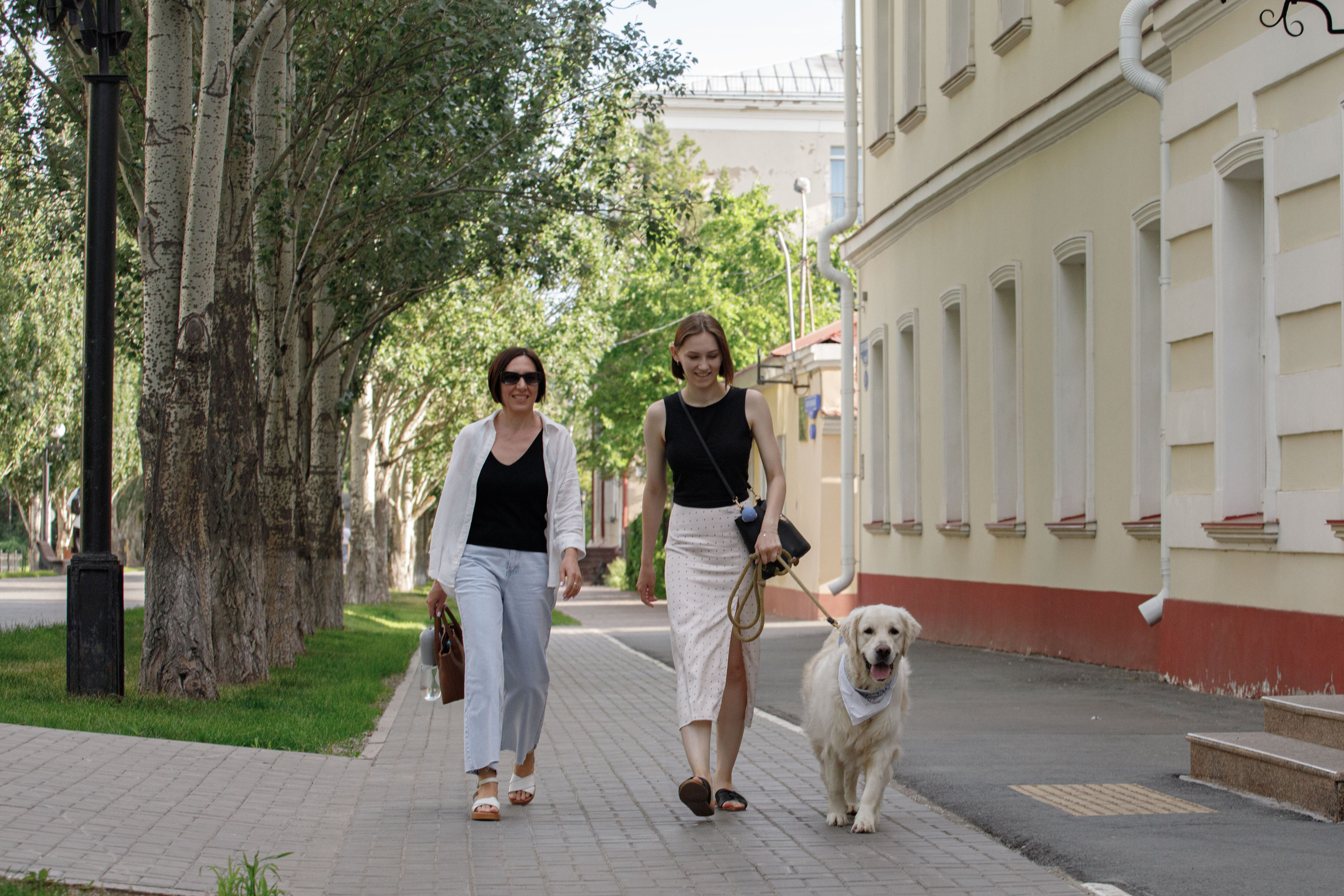 Золотистый ретривер и его хозяки. Фотограф Екатерина Козловская