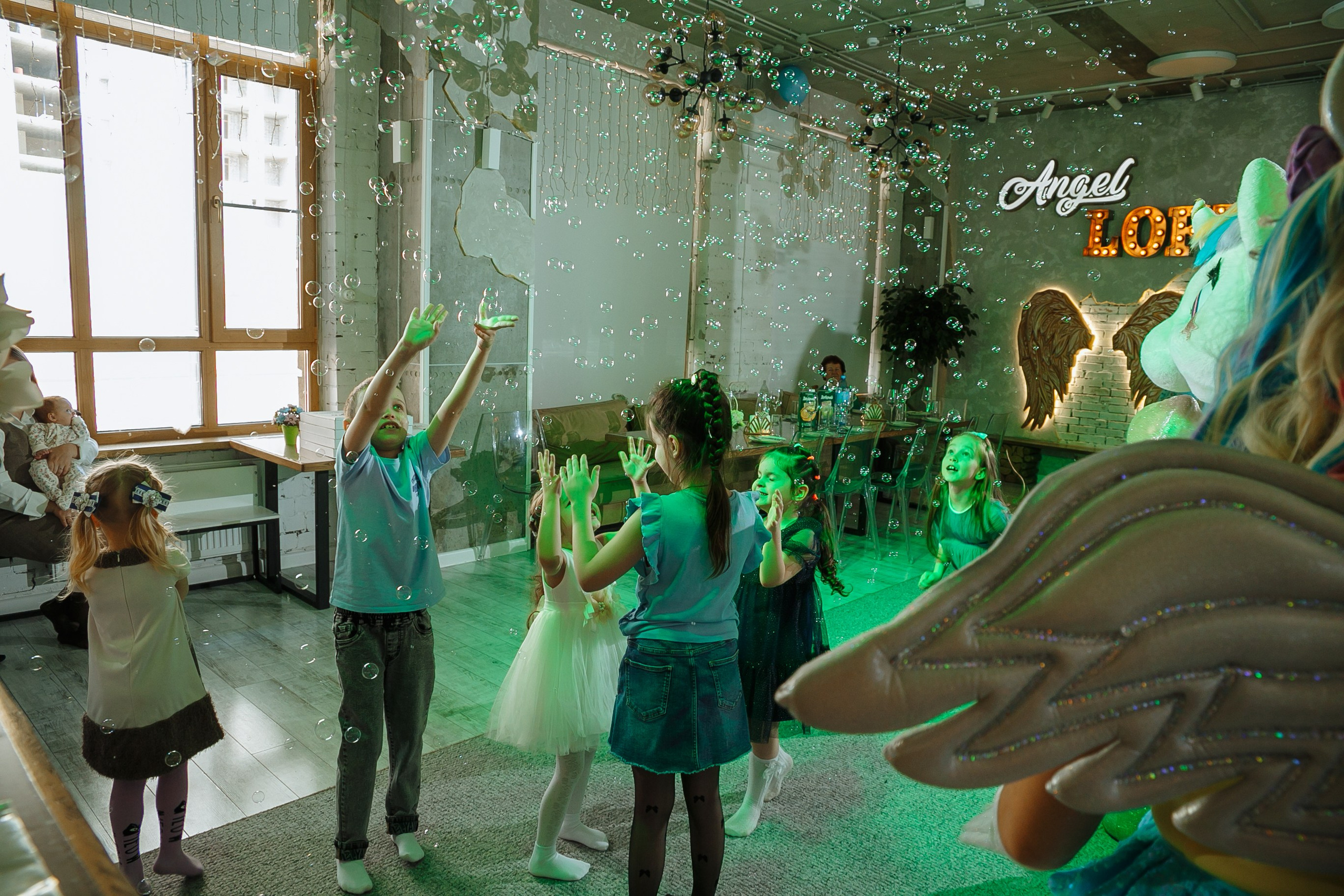 Насте 5 лет, дети играют в Ангел лофт. Событийный фотограф Максим Бескоровайновнов