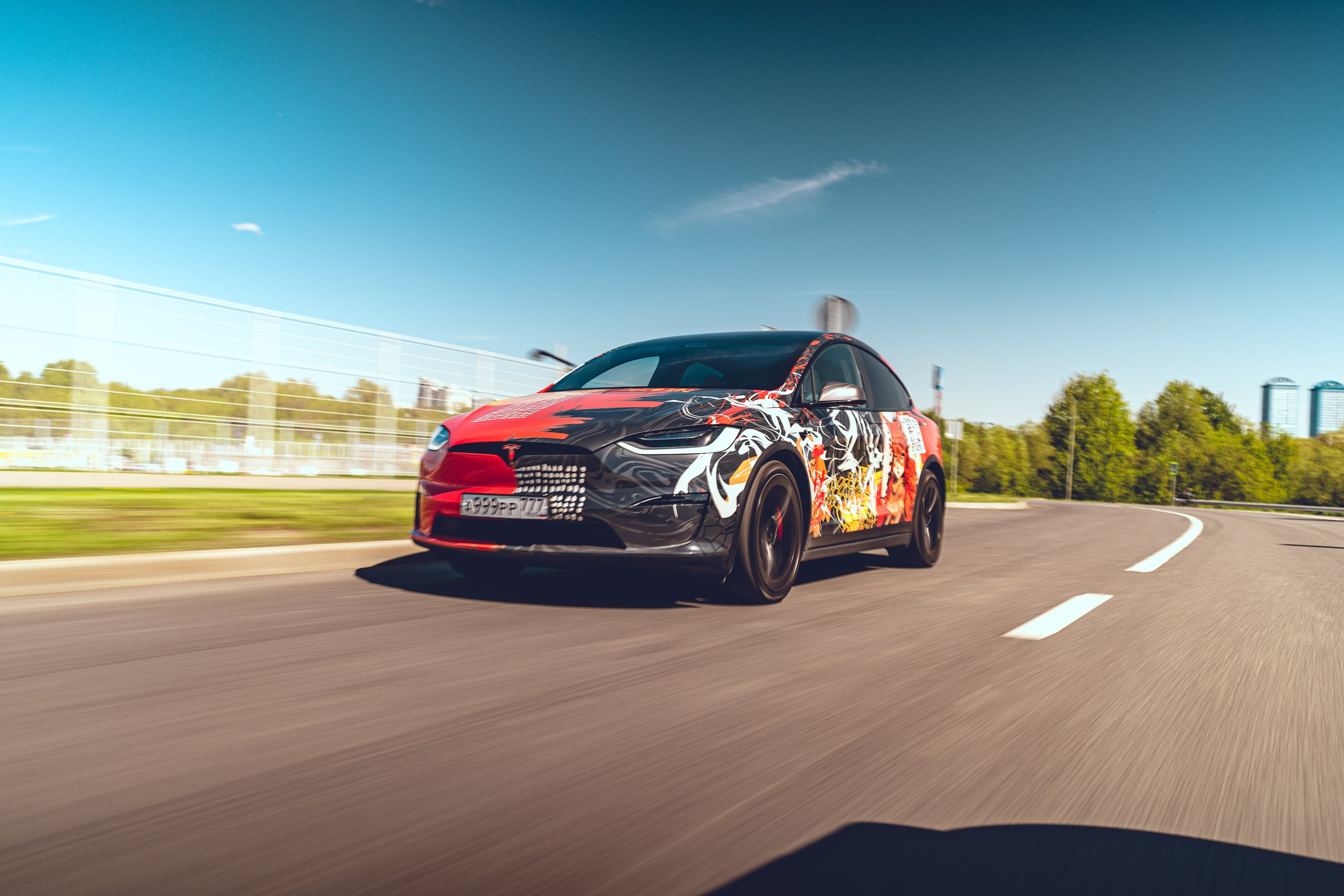 Винилография на Tesla Model X Plaid. Студия дизайна и оклейки авто Barmaley Design