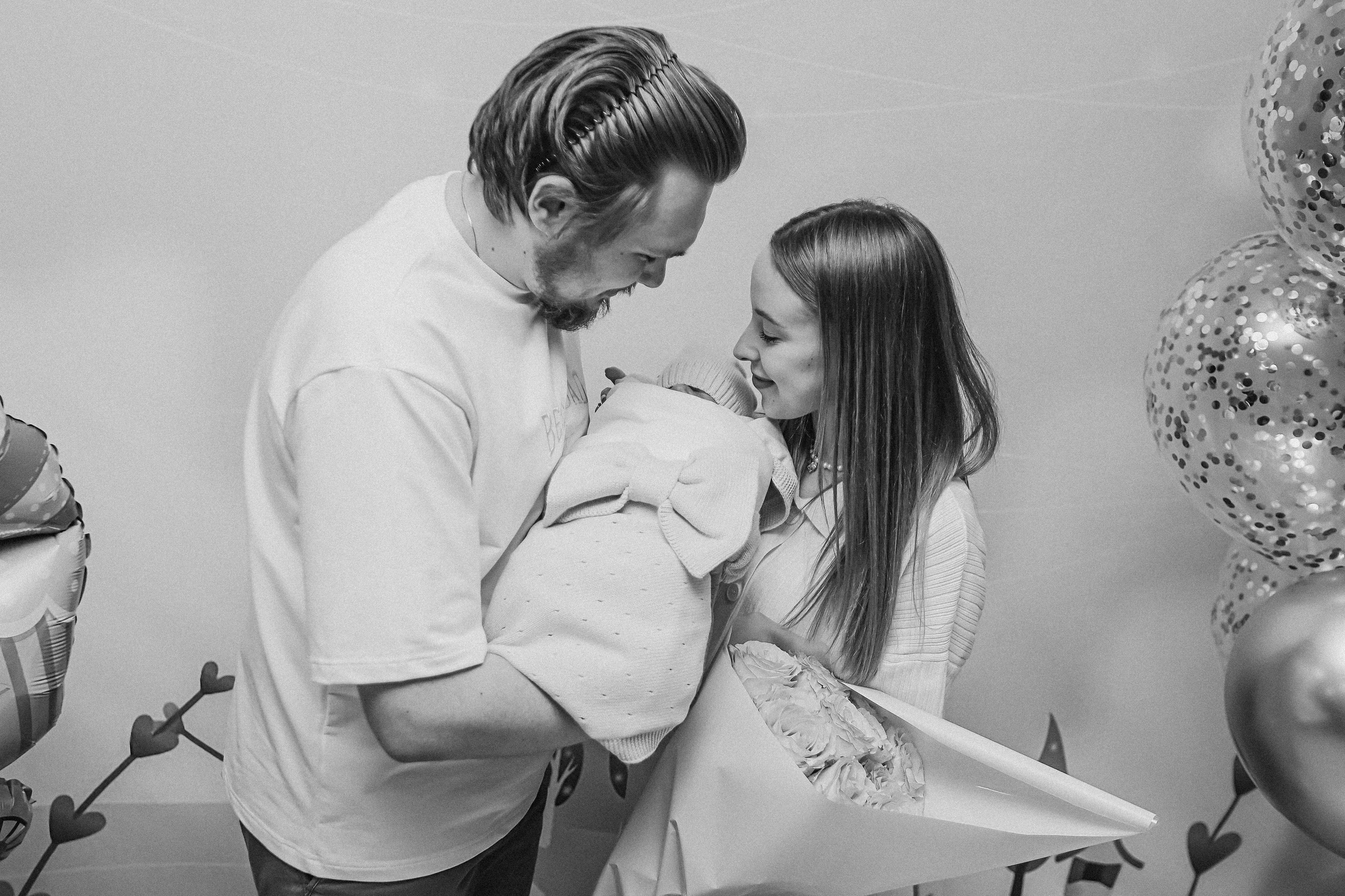 Выписка палата+внизу ПЦЭ. Семейный фотограф Тюмень, фотограф на роды Салмина Мария