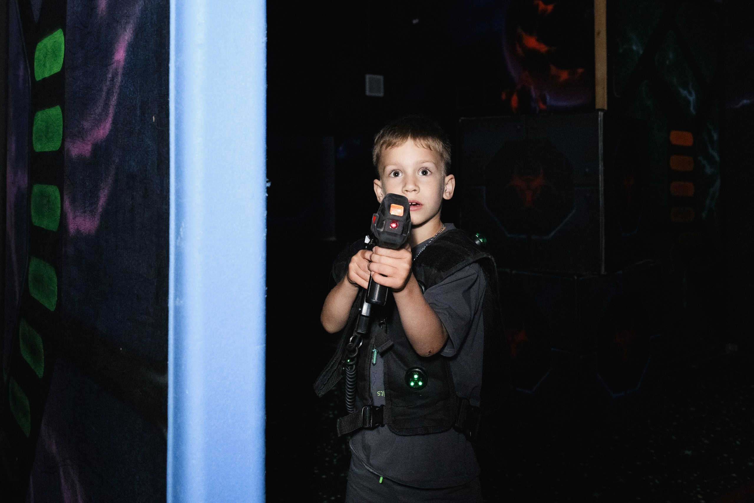 Фотосъемка детского дня рождения в Петропавловске-Камчатском. Яркая фотосессия дня рождения ребенка в Петропавловске-Камчатском. Веселые и эмоциональные кадры с именинником и гостями. Профессиональная съемка детских праздников в Петропавловске-Камчатском. Запечатленные моменты радости и счастья на детском дне рождения.