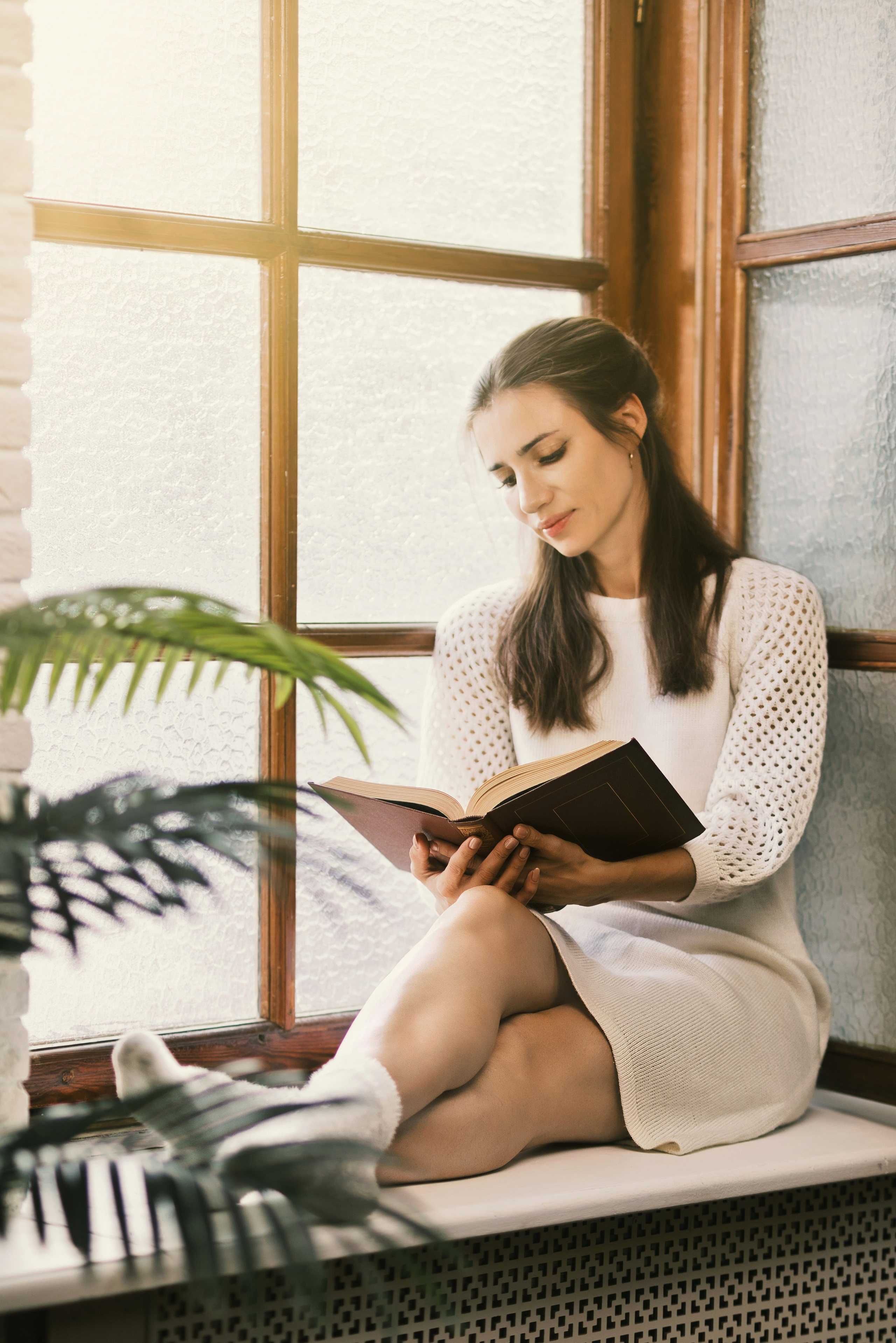 У окна. Фотограф Денис Кривопусков