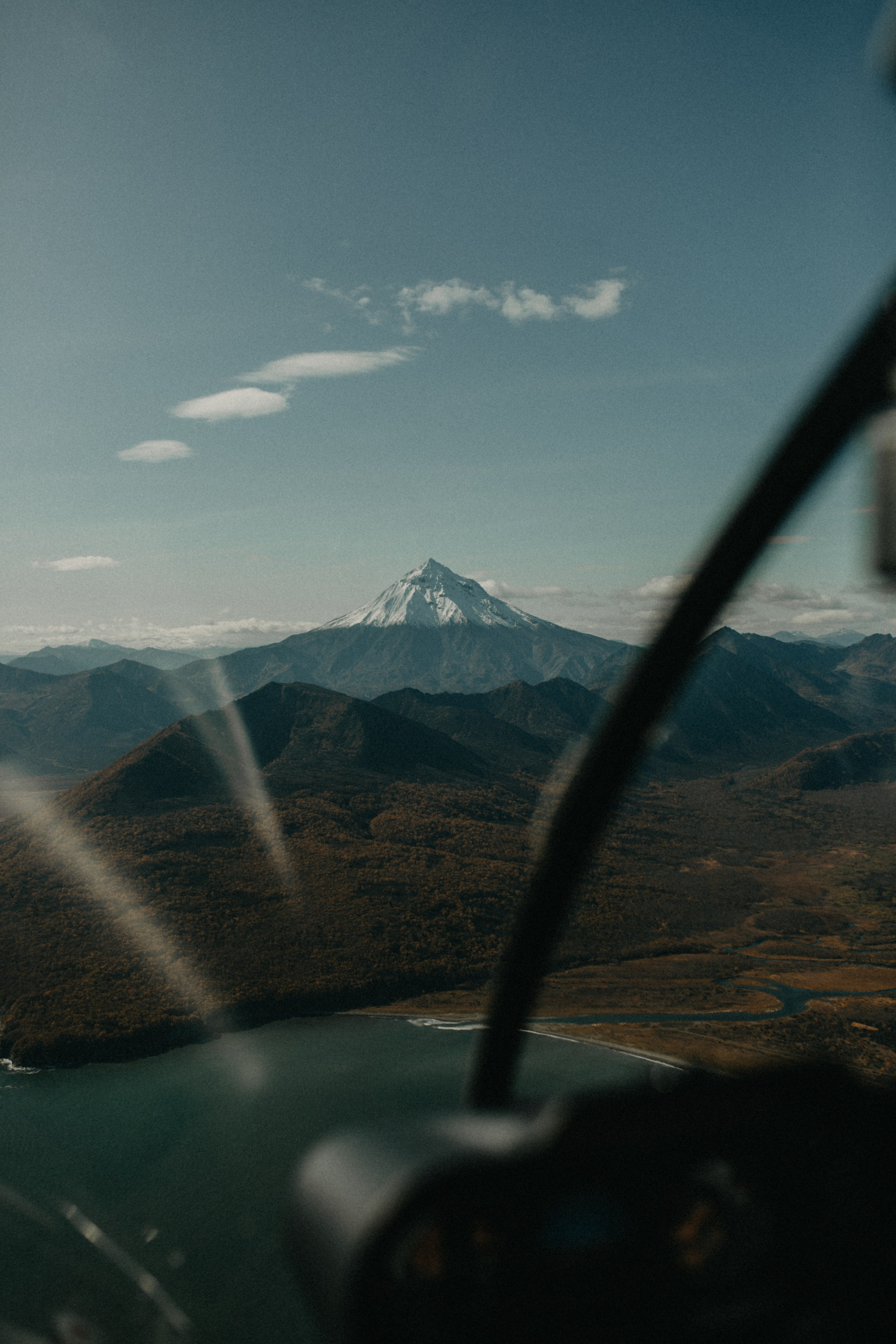 Вертолетный полет Бухта Жировая. Свадебное фото и видео на Камчатке. Туристические маршруты