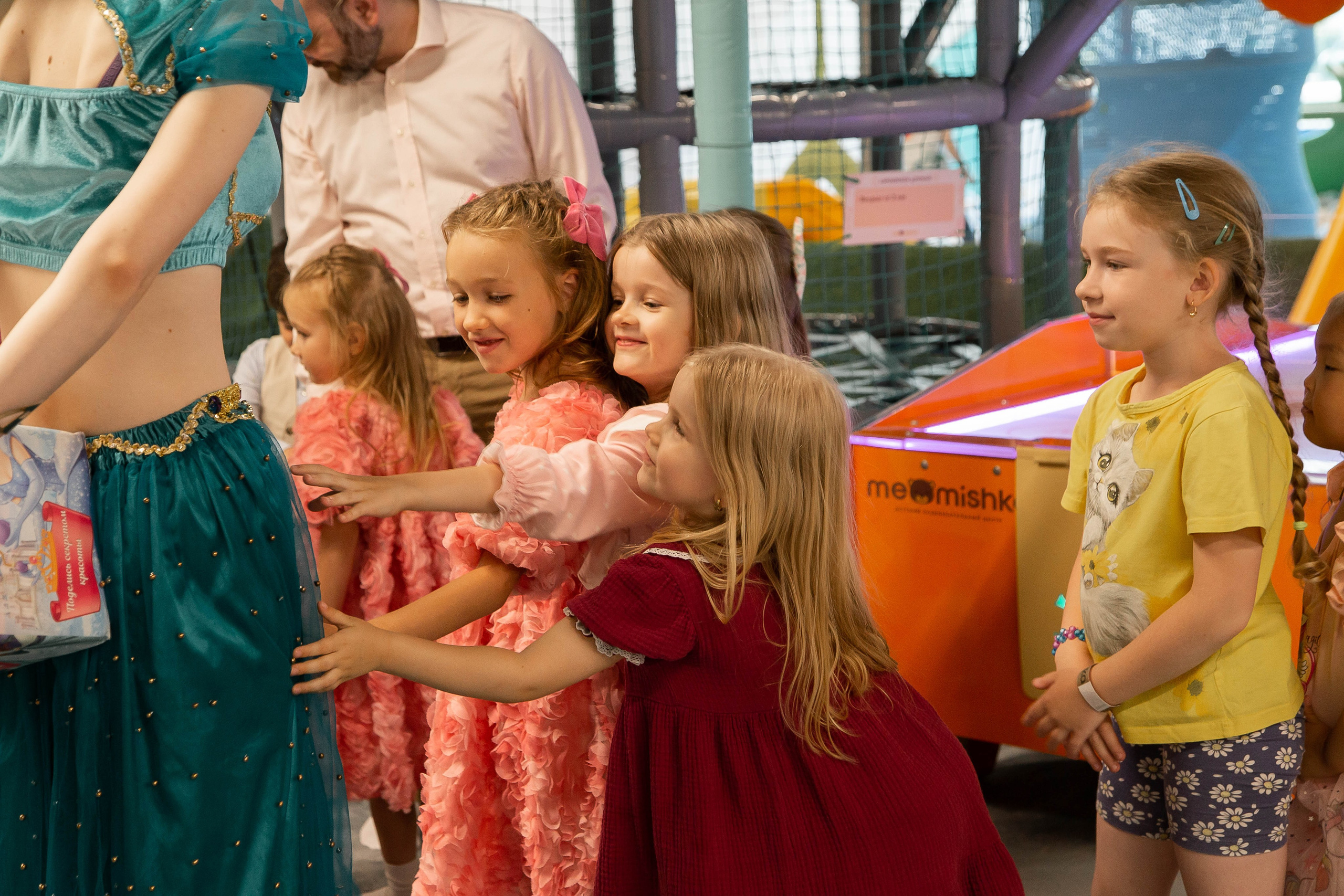 Репортажная съемка дня рождения сестер — живые эмоции праздника в Москве. Фотограф Анна Татаурова | Авторская фотосъемка в Москве