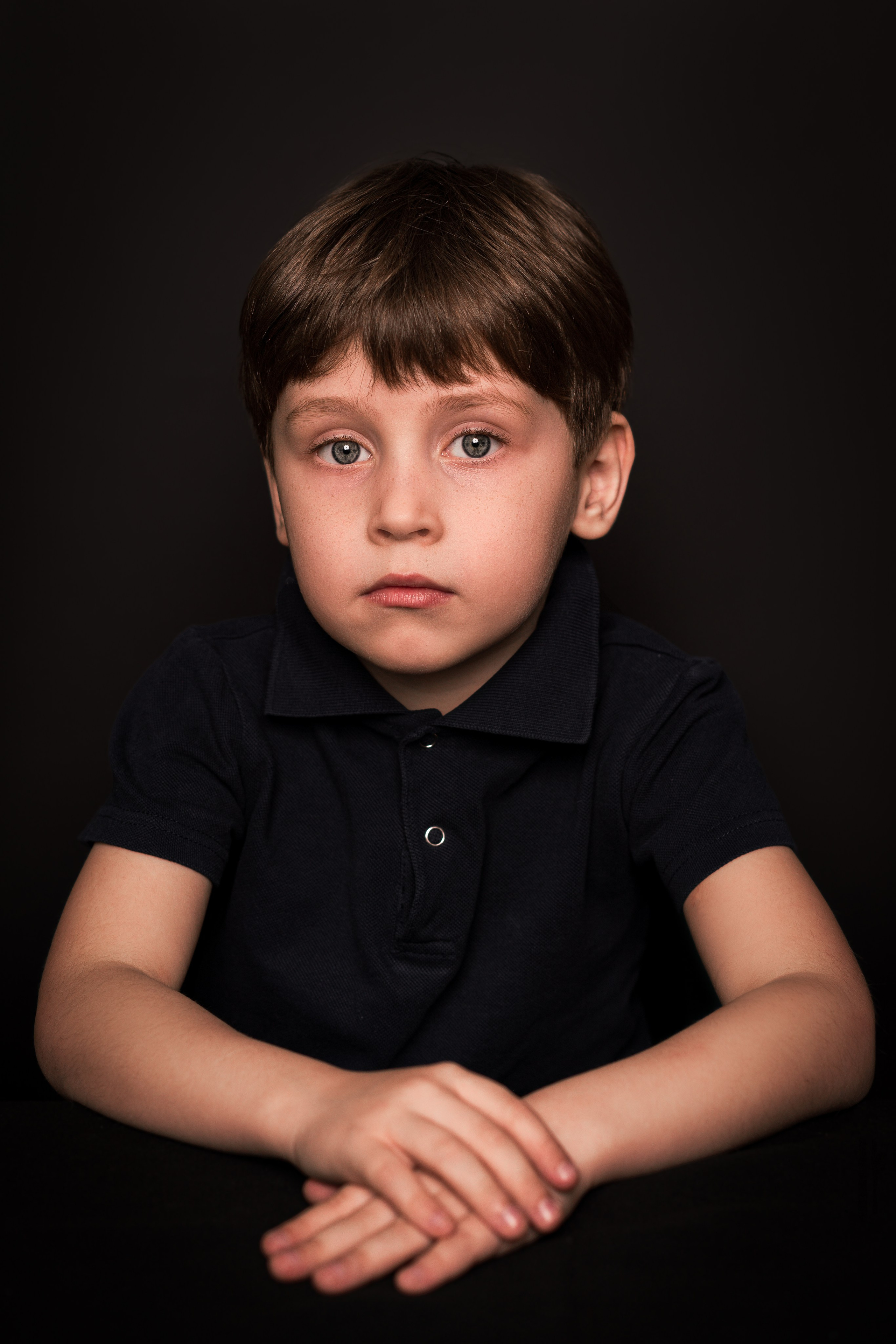 Детский сад, портреты на чёрном фоне. Фотограф Шунова Саша