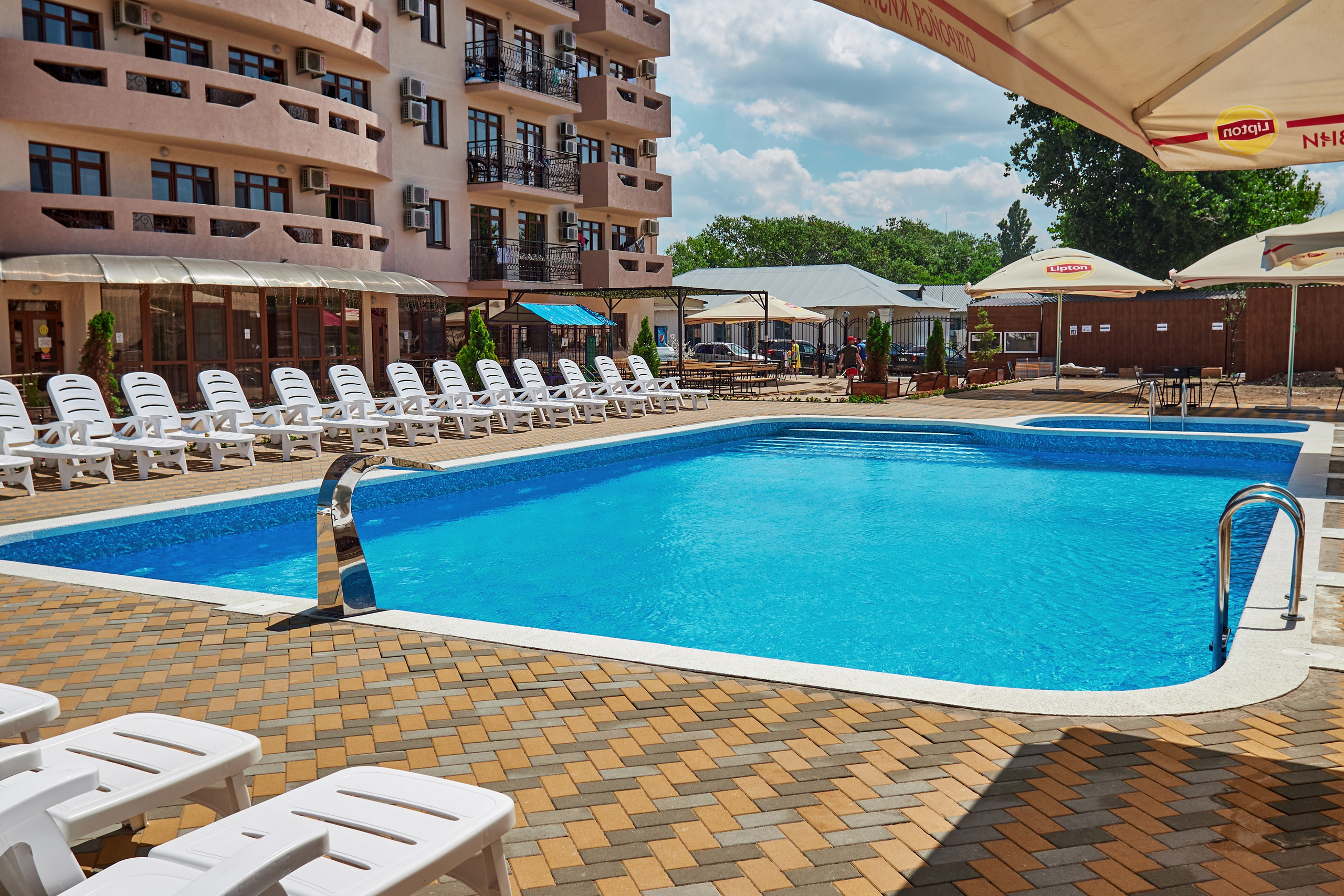 бассейн с шезлонгами на внутренней территории гостиницы , съемка недвижимости в Анапе