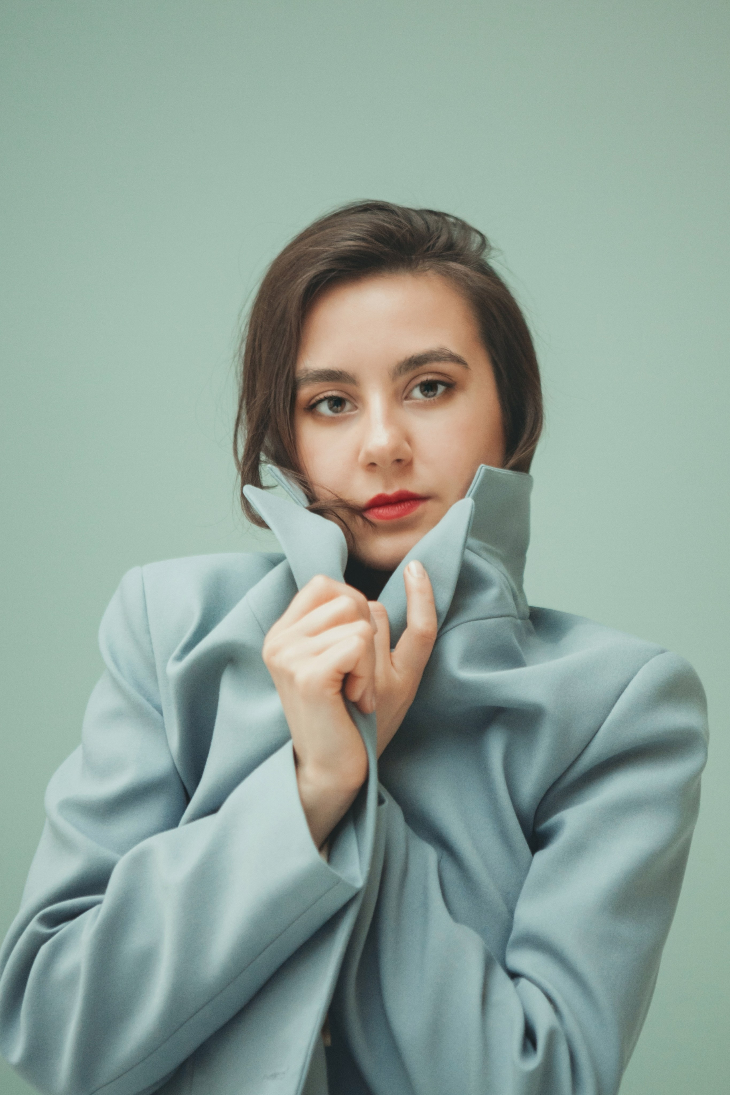 стильный современный портрет девушки в голубом пиджаке 