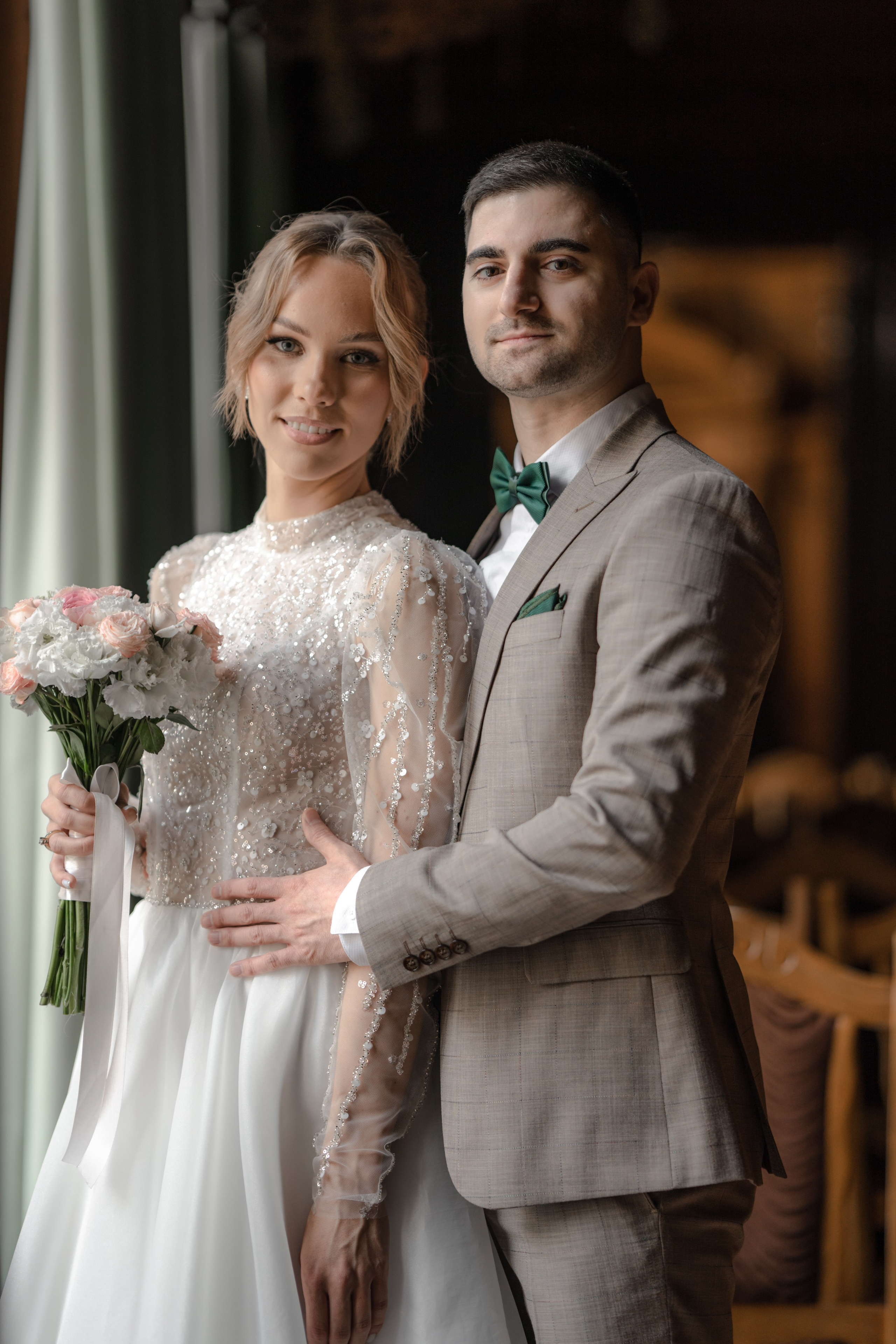 Жених и невеста в Доме ученых в Санкт-Петербурге. Свадебный фотограф Александр Невский в Санкт-Петербурге