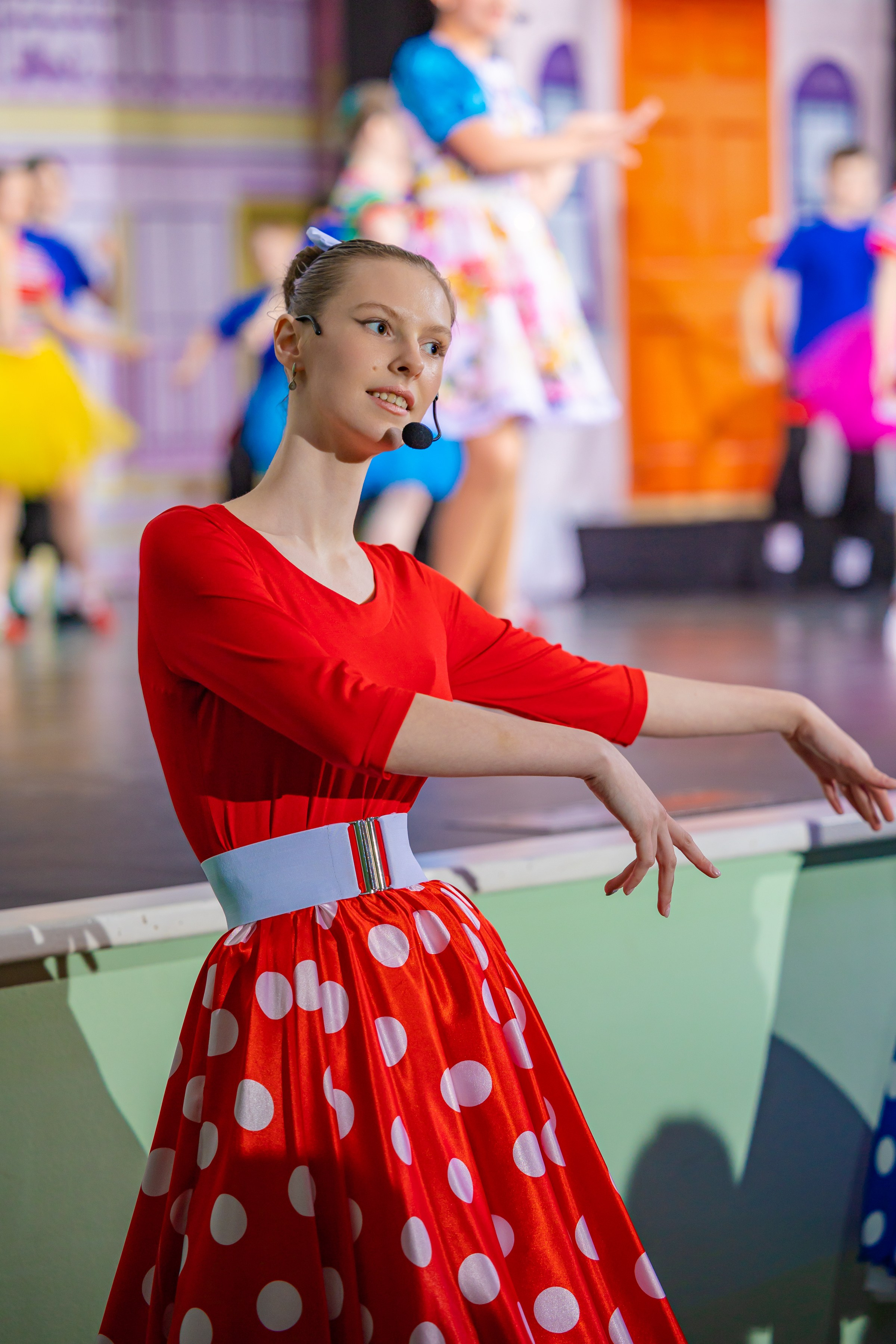 Певица танцует возле сцены концертная фотография дом культуры шахтёров Кемерово