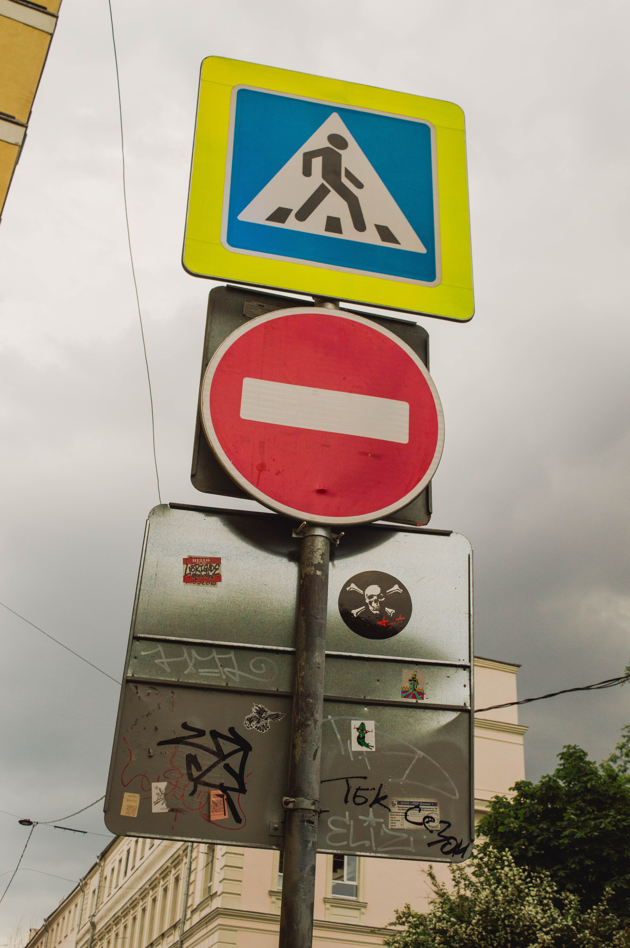 Типология «Стикербомбинг в городе». Фотограф Анастасия Лощакова в Москве