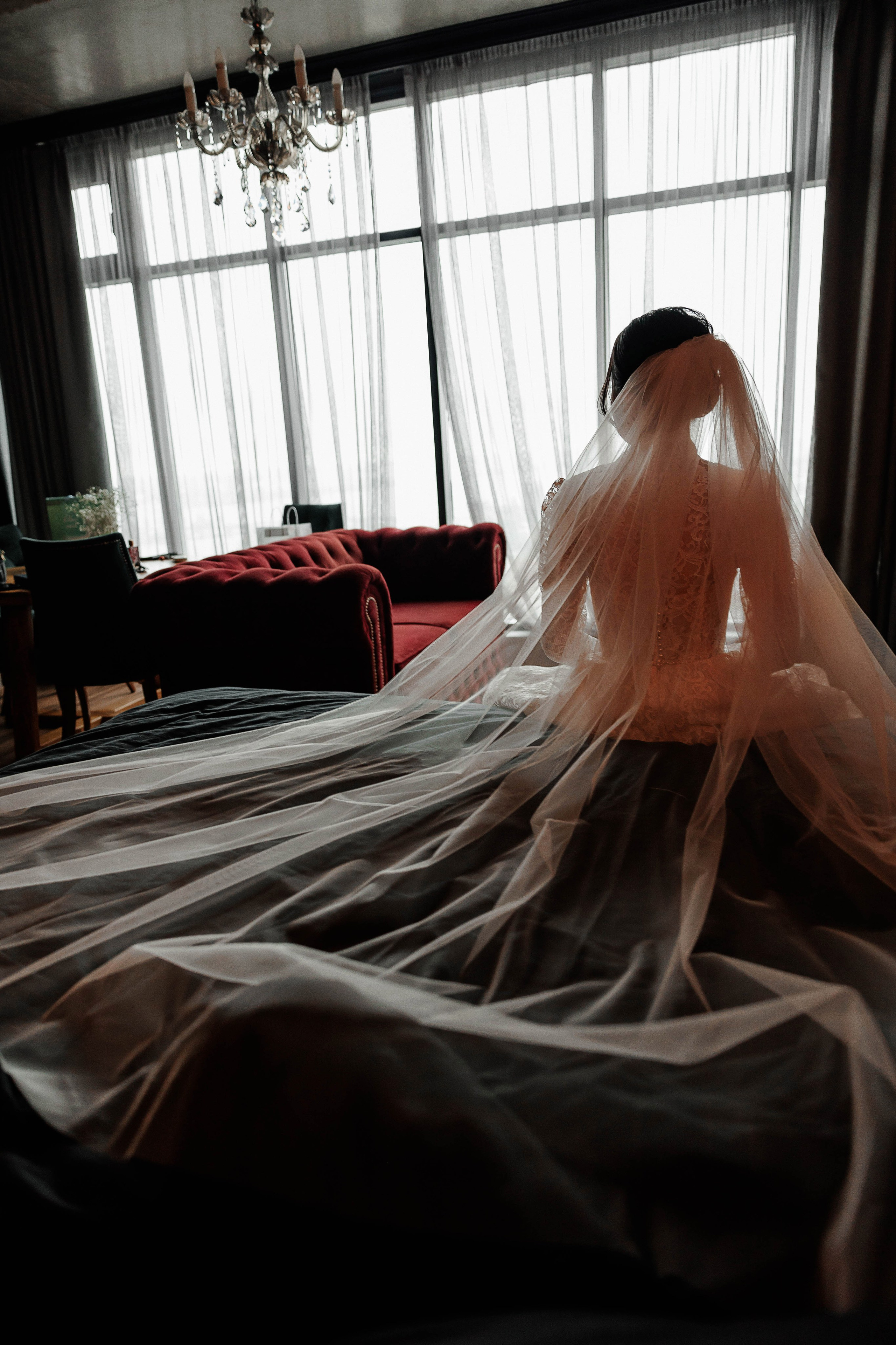 Длинная фата невесты в интерьере на свадебной фотосессии в Воронеже