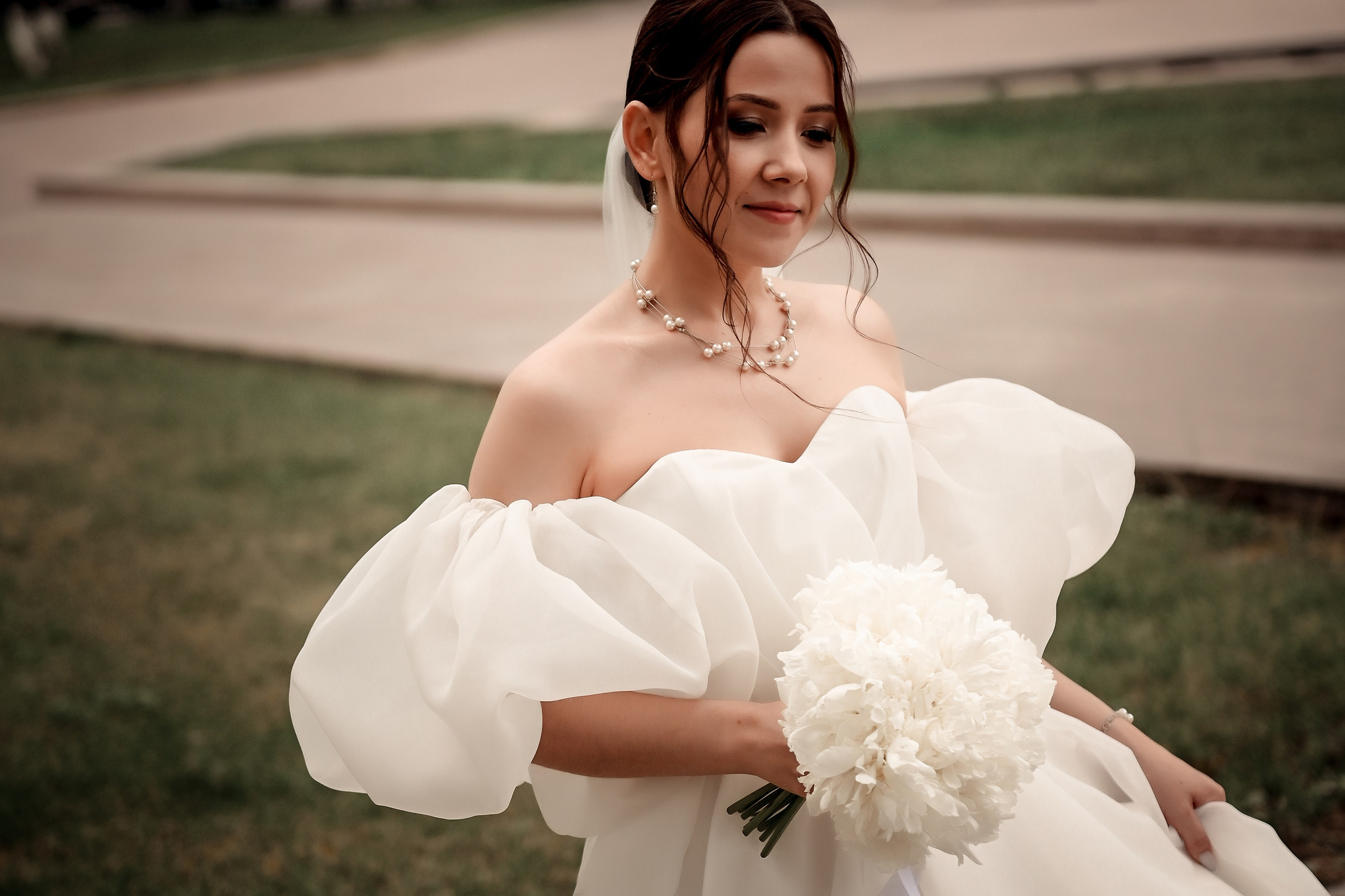 Небольшая свадебная серия в музее и прогулкой под дождем Эльмиры и Ризата. Свадебный, семейный, детский, контент фотограф в Омске Максим Ильин