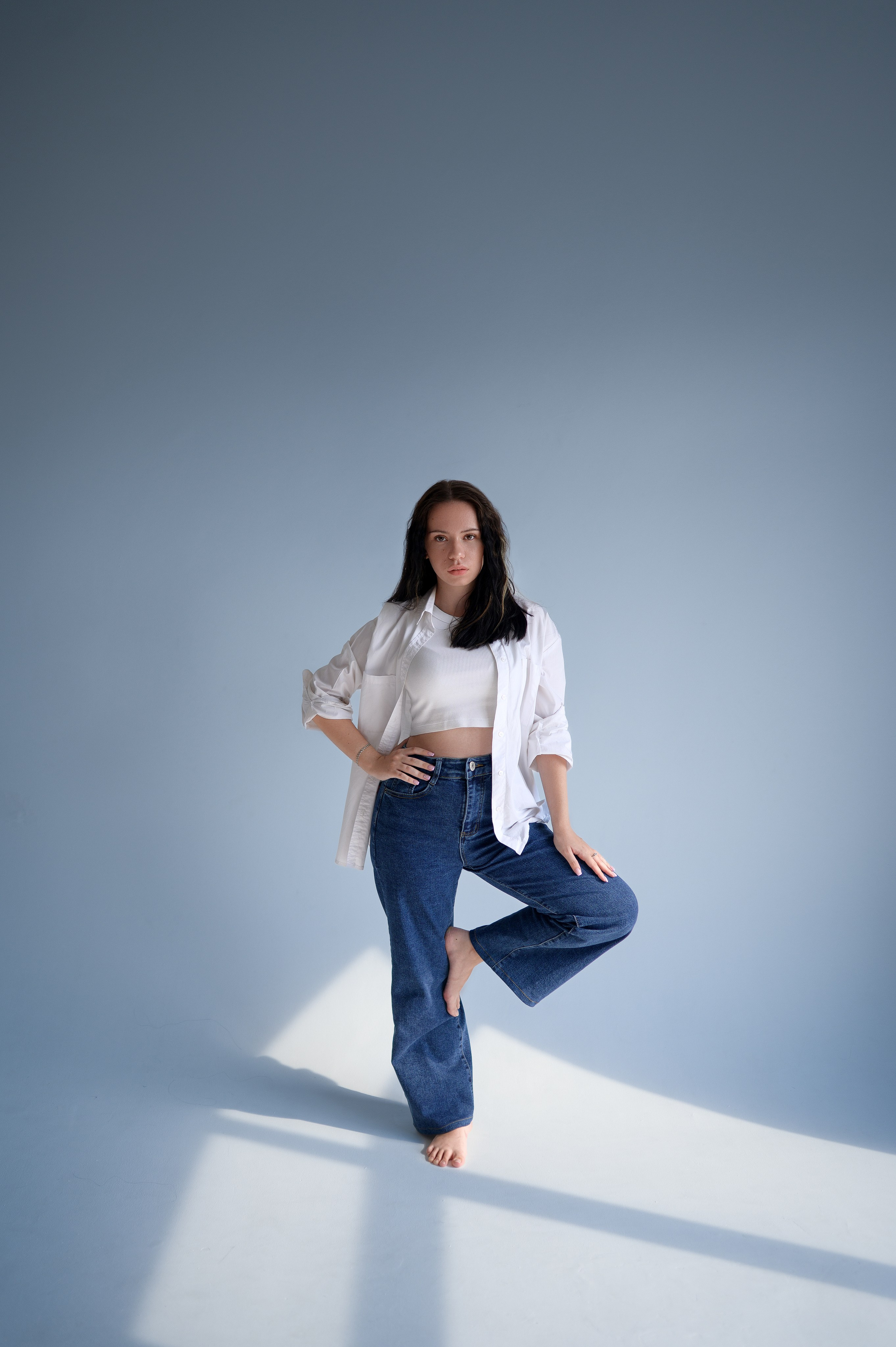 Минималистичная фотосессия в Волгодонске: девушка в повседневной одежде на белой циклораме. Естественное освещение, лучи света — студия «Rassvet»