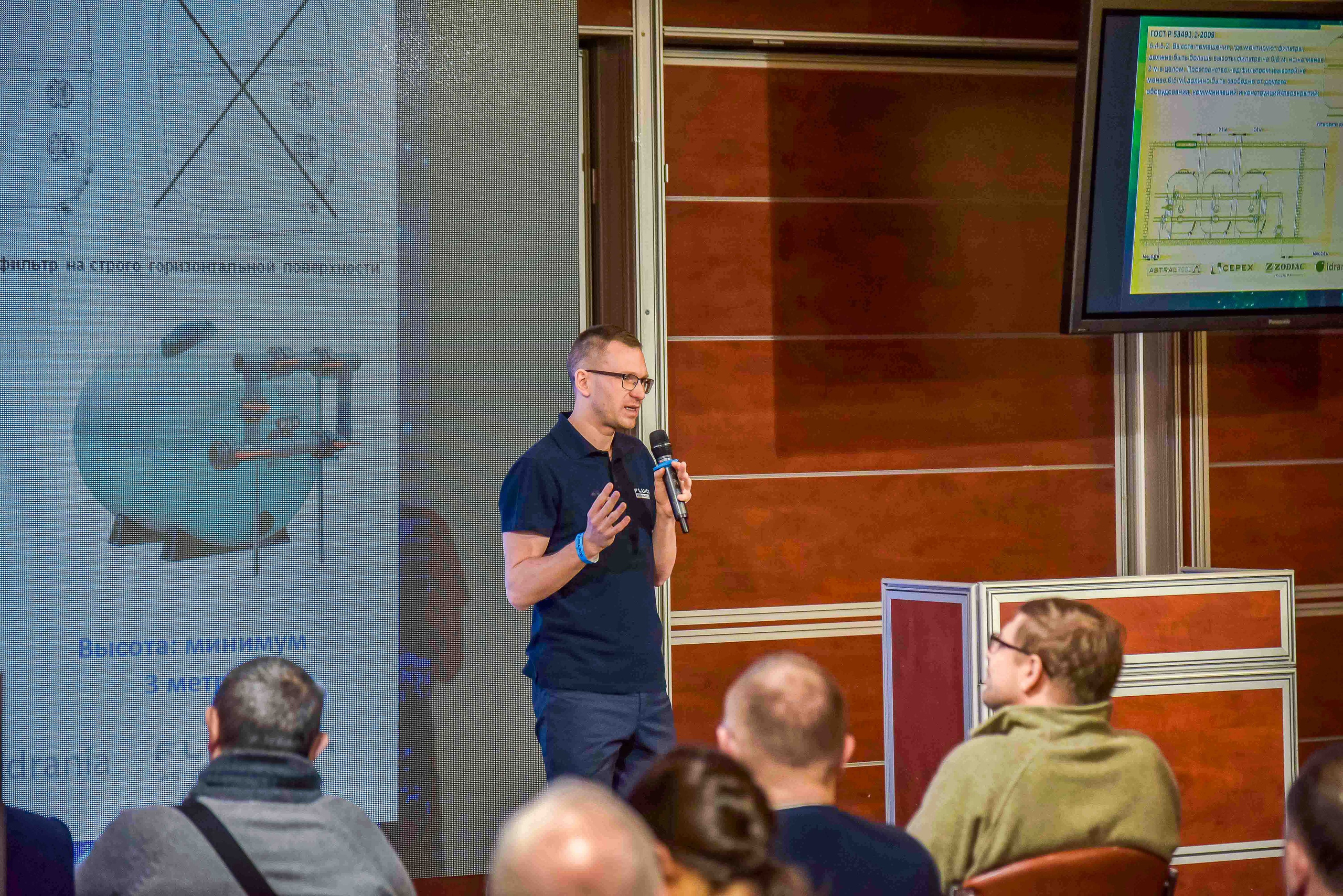 Выступление спикера на выставке в Москве, репортажная фотосъемка мероприятия передает атмосферу мероприятия.