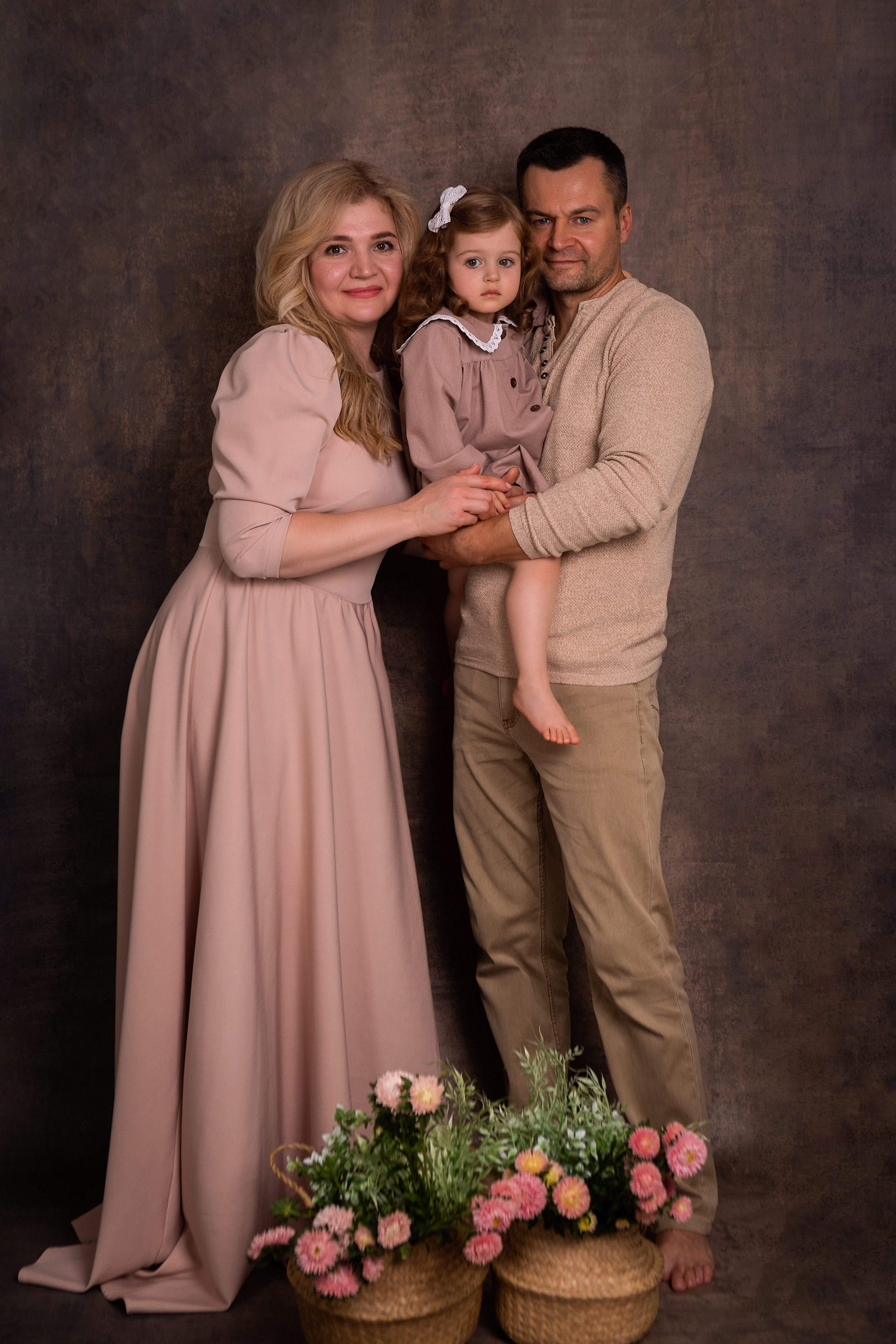 На коричневом фоне с цветами. ФОТОГРАФ НА ГОДИК, БЕРЕМЕННОСТИ, НОВОРОЖДЕННЫХ, КРЕЩЕНИЯ МОСКВА